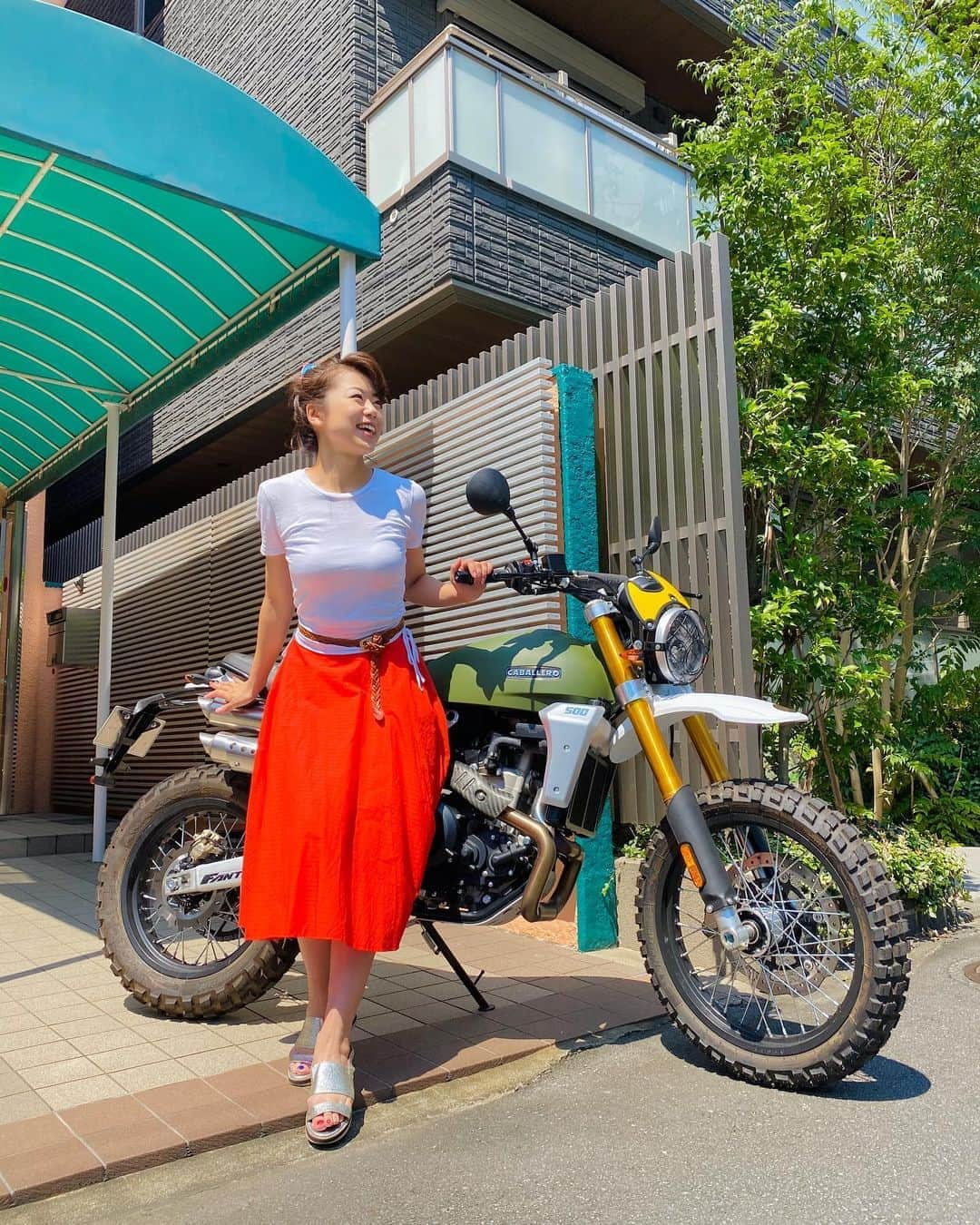 木村亜美さんのインスタグラム写真 - (木村亜美Instagram)「#キャバレロ500ラリー のシート高860mmで、両足ツンツンでした(身長166cm)🏍 めちゃくちゃ軽くて乗りやすそう🥰ビジュアルもクラシカルでお洒落だね！🌴💛 👒 so, I'm all packed and ready to go 🏍 . . . #fantic #caballero #fanticmotor #fanticcaballero #fanticcaballero500 #fanticcaballero500rally #ファンティック #ファンティックキャバレロ #キャバレロ500ラリー #木村亜美 #オフロードバイク #クラシックバイク #classicalmotorcycle #ラリー #rally #rallyracing  #イタリアンバイク #イタ車 #italianmotorcycle #italianmotorcycles 🇮🇹 #dirtbikelife #dirtbikegirl #dirtbikes #offroadbike #offroadlife #offroadgirl #dirtbikegram #offroadgram_ #fanticbikes」8月23日 20時44分 - ami_kimura0327