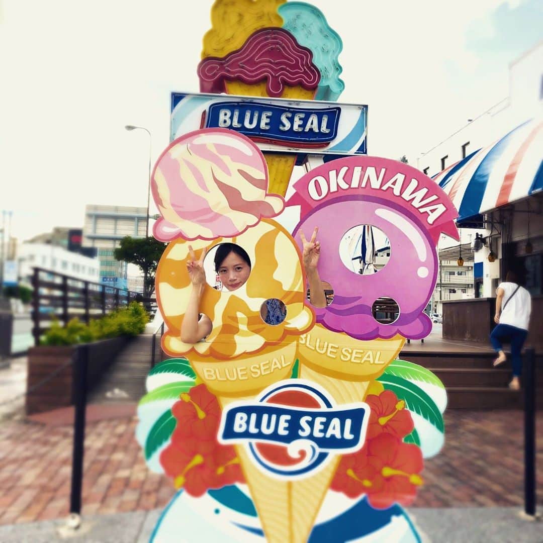 のインスタグラム：「🍎🍨💛﻿ ﻿ 沖縄ロケの写真見返したら楽しそうなのあった。笑﻿ ﻿ 楽しそうだけどひとり。笑笑﻿ ﻿ かすみちゃんが撮ってくれたんだよなぁ😂﻿💕 ﻿ この時に食べたブルーシールのアップルパイが美味しくて忘れられない😛﻿ ﻿ いつもアイスは食べていたけど、沖縄に詳しすぎるPからアップルパイがおすすめだよと教わって初めて食べて感激したの✨﻿ ﻿ 沖縄行ける状況でもないだけに、余計に募る想いです…🤍﻿ ﻿ #ブルーシール#アップルパイ#沖縄グルメ﻿」