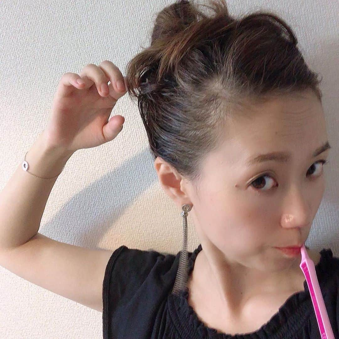 のインスタグラム：「歯を磨いて、いざ出発🚶‍♀️👟  髪は🦱 最近暑いので ずっとアップばかりです⤴️  首元が涼しい🎋 #実は #冬でも汗かき  #代謝良すぎ  #服 は黒がやっぱり #落ち着く 🌈 #40代コーデ  #40代ヘアスタイル」
