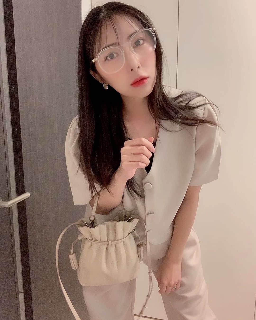 のインスタグラム：「. 最近は落ち着いたお色のお洋服が多いです👗💕 2枚目にタグ付けしたから気になる方はチェックしてね❤︎ 需要あるかな？笑 . . . DHOLICは安くて可愛いんだけど どの服も私でも少し大きめで 小柄さんや細身さんには大きいかも💦 . . . #夏コーデ #summeroutfits #コーデ #セットアップ #セットアップコーデ  #ファッション #ファッションコーデ #fashion #outfit #coordinate  #instagood #instalike  #dholic #naunau #yilon #josephandstacey #ジョセフアンドステイシー #ディーホリック  #フォロー #フォローミー #follow #followｍe  #自撮り #セルフィー #自撮り女子  #グラドル私服 #オフなグラドル #グラビアアイドル #グラドル #グラドル自撮り部」
