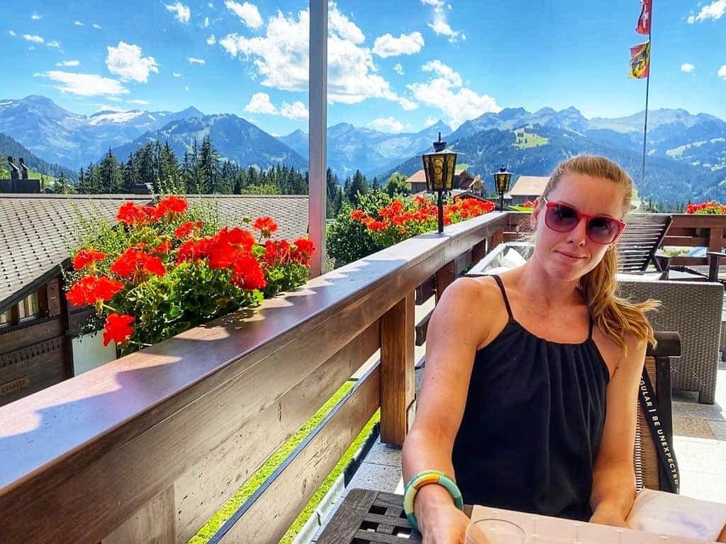 フェムケ・ヘームスケルクさんのインスタグラム写真 - (フェムケ・ヘームスケルクInstagram)「Happy 😎 vs Very Happy 😀 . . Had an amazing week in Switzerland!😍🇨🇭🗻 ❤️ Back to basics tomorrow! . . #Holiday #Switzerland #AlpenRose  📸 : @guido_frackers 💕」8月23日 20時46分 - femheemskerk