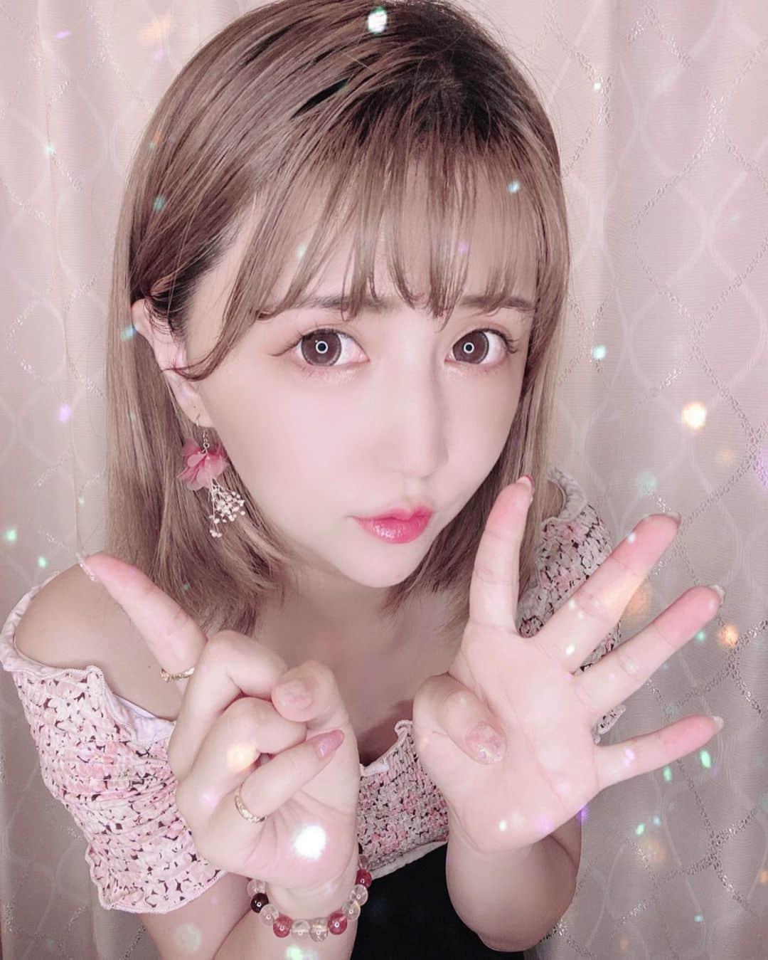 河西里音のインスタグラム：「今日8月23日は 私がデビューしてから 14年が経ちました㊗️🎉✨ おめでとう🎊自分w ♡ いつもだったら Anniversary  Liveとか 盛大にやってたけど 今年はお誕生日LIVEも 自粛したくらい 寂しい年になっちゃったなぁ😢。 ♡ でもでも、来年は 15周年という節目なので 今年できなかった分 ドカーンとみんなと一緒に 楽しいことできたら 良いなぁ～、、、♡♡ ＊ いつも応援ありがとう ございます(*' ')*, ,)✨ﾍﾟｺﾘ これからもよろしくねー♪♪♪ #anniversary  #デビュー日  #デビュー14周年 #いつまでも #ことな #いつバズるんじゃ w #毎日が記念日」