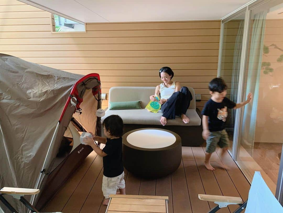 Miho Tanakaさんのインスタグラム写真 - (Miho TanakaInstagram)「キャンプがしたくてたまらないyusei👦  でも、1歳hirotoがまだあっちゃこっちゃ行きまくるのでリアルキャンプは来年かなぁ‥と思ってたんだけど、  大好きなホテル　@good_nature_station でグランピングプランが1日1組限定で登場したということで体験してきたよ🏕  中庭に面した18㎡もあるテラスに、 テントがあってソファや間接照明もあるので本当にアウトドア気分になってくるから不思議👏  1FのMarketで店員さんオススメのスパークリングワインやサンドウィッチ🥪やナッツ🥜を買ってきたよ。最高かよ！  goodnaturehotelに泊まるのは2度目。 内装デザイン、インテリア、置いてあるコーヒーシャンプー、サービスまで細かいところも本当にタイプで、滞在中ずーーっと心地がいい。お世辞抜きで。  朝は少し早起きして、 珈琲を豆からミルで挽いてみたり。 （お部屋に用意してくれているよ📍）  ほんま贅沢な時間だったな🤤 _________________________ #グランピング #キャンプ　#ホテルステイ #goodnaturestation  #goodnaturehotel  #goodnaturehotelkyoto  #グッドネイチャーステーション  #グッドネイチャーホテル #テント #家族旅行　#アウトドア初心者 #男の子ママ #男の子兄弟 #キャンプしたい #ホテル好き  #snowpeak #akhainoroshi  #ベランピング #テラスでアウトドア #ホテルでキャンプ　#新しい企画  #小さな子どもがいても安心 #贅沢な時間  #pr」8月23日 20時48分 - mie__blogger