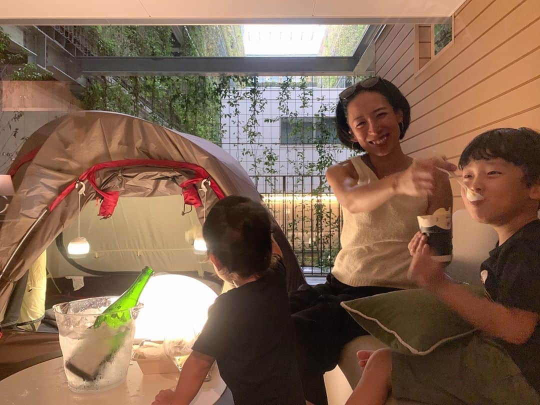 のインスタグラム：「キャンプがしたくてたまらないyusei👦  でも、1歳hirotoがまだあっちゃこっちゃ行きまくるのでリアルキャンプは来年かなぁ‥と思ってたんだけど、  大好きなホテル　@good_nature_station でグランピングプランが1日1組限定で登場したということで体験してきたよ🏕  中庭に面した18㎡もあるテラスに、 テントがあってソファや間接照明もあるので本当にアウトドア気分になってくるから不思議👏  1FのMarketで店員さんオススメのスパークリングワインやサンドウィッチ🥪やナッツ🥜を買ってきたよ。最高かよ！  goodnaturehotelに泊まるのは2度目。 内装デザイン、インテリア、置いてあるコーヒーシャンプー、サービスまで細かいところも本当にタイプで、滞在中ずーーっと心地がいい。お世辞抜きで。  朝は少し早起きして、 珈琲を豆からミルで挽いてみたり。 （お部屋に用意してくれているよ📍）  ほんま贅沢な時間だったな🤤 _________________________ #グランピング #キャンプ　#ホテルステイ #goodnaturestation  #goodnaturehotel  #goodnaturehotelkyoto  #グッドネイチャーステーション  #グッドネイチャーホテル #テント #家族旅行　#アウトドア初心者 #男の子ママ #男の子兄弟 #キャンプしたい #ホテル好き  #snowpeak #akhainoroshi  #ベランピング #テラスでアウトドア #ホテルでキャンプ　#新しい企画  #小さな子どもがいても安心 #贅沢な時間  #pr」