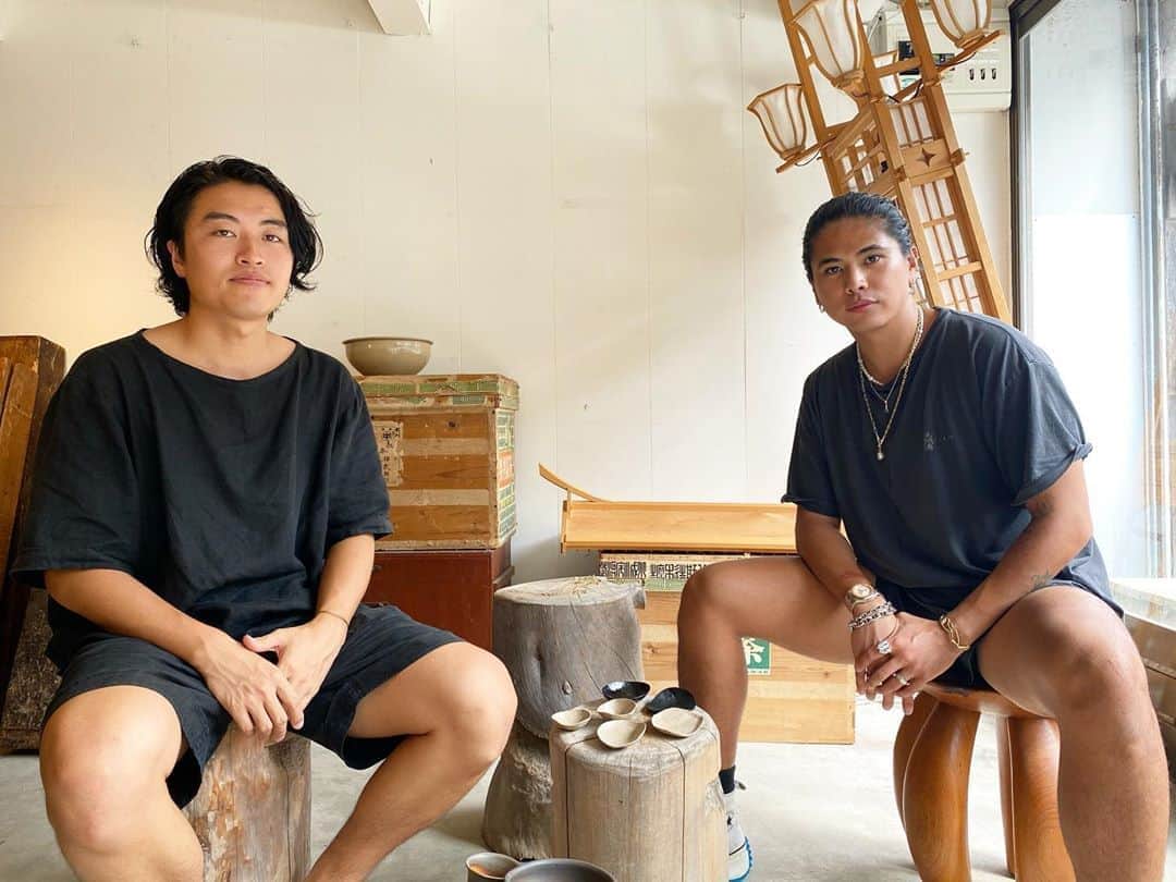稲木ジョージのインスタグラム：「Went to Wajima city to meet my #Kintsugi artist @kohei_kirimoto ☺️ We’re working on new designs for @milamorejewelry ⚒ As creative director of @milamorejewelry , it’s my responsibility to preserve our beautiful culture and co-exist with technology.🙂 I must merge the traditional craftsmanship in modern design. We’re working on a short documentary film so stay tuned!x  漆と#金継ぎ の深いカンケイを学びに、輪島市へ行ってきました！若き、気鋭金継ぎアーティストの @kohei_kirimoto とミラモアの新作デザインを開発しているところです☺️ミニドキュメンタリー動画を撮ったので、近々見せられるかな！ファインジュエリーのクリエイティブディレクターそして社長として、伝統的なクラフトマンシップを守りながら、どうやってモダンなデザインに落とし込むことが常の課題であり、社会的責任と感じております。世界がテクノロジーとデジタル化されたとしても、若い世代でしっかりと伝統と日本のかけがえなのない文化を守るべきだと思う☺️新作を楽しみにしててねん🤫」