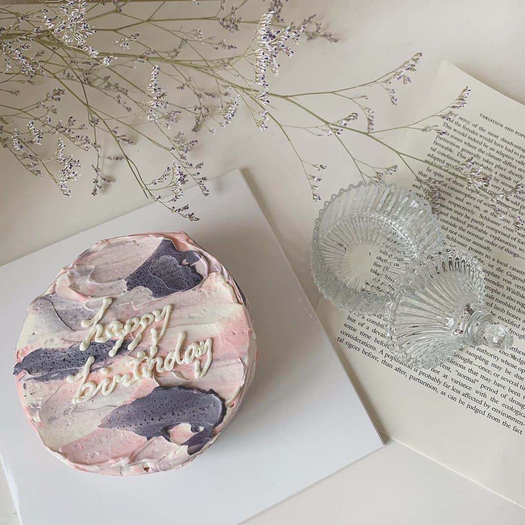 のインスタグラム：「今日はお誕生日会でした𓂃🎂  ⁑私の誕生日じゃないよ  cakeは　@cakeshop.jp  さんのお取り寄せcake𓇥 見た目も可愛くて美味しくておすすめです。 喜んでくれてよかった🤍  #ケーキ#お誕生日#センイルケーキ #韓国#cake#happybirthday #🎂」