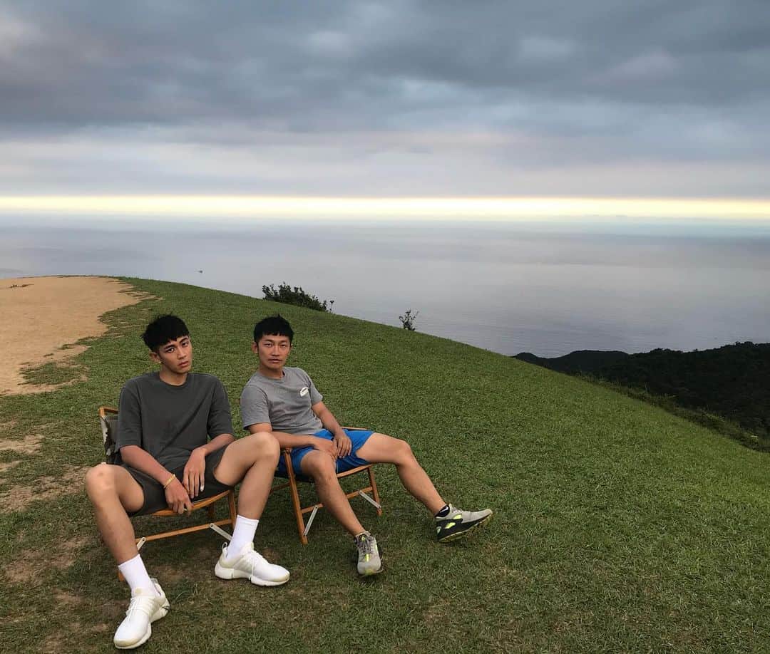 柯震東のインスタグラム：「說到做到！來抽我跟昌憲在換你作東第一季的拍立得吧！抽獎抽起來！！！  以下是活動辦法....不是我打的....但我會親自選出得獎者😚😚😚  活動期間：2020/08/23-2020/08/24 活動辦法： 1.還沒追蹤我的新朋友追蹤起來滿足我的虛榮心😌 2.按讚這篇po文，在下方留言最喜歡換你作東哪一集？為什麼？ 3.@一位你想推薦給他看【換你作東】的親朋好友 抽獎日期：2020/08/25七夕當天我會親自選出我最有感的八位幸運得主，當作送你們的七夕情人節禮物😚得獎者會公布在限時動態，禾豐九路的西編會跟你聯絡領獎！  注意事項：這次的抽獎活動會同步在我的官方IG及FB同步進行，兩邊各抽出4位名額，一個帳號不可在同個平台重複參加抽獎，但同一位抽獎者可以在兩個平台參加抽獎增加獲獎機會☺️」