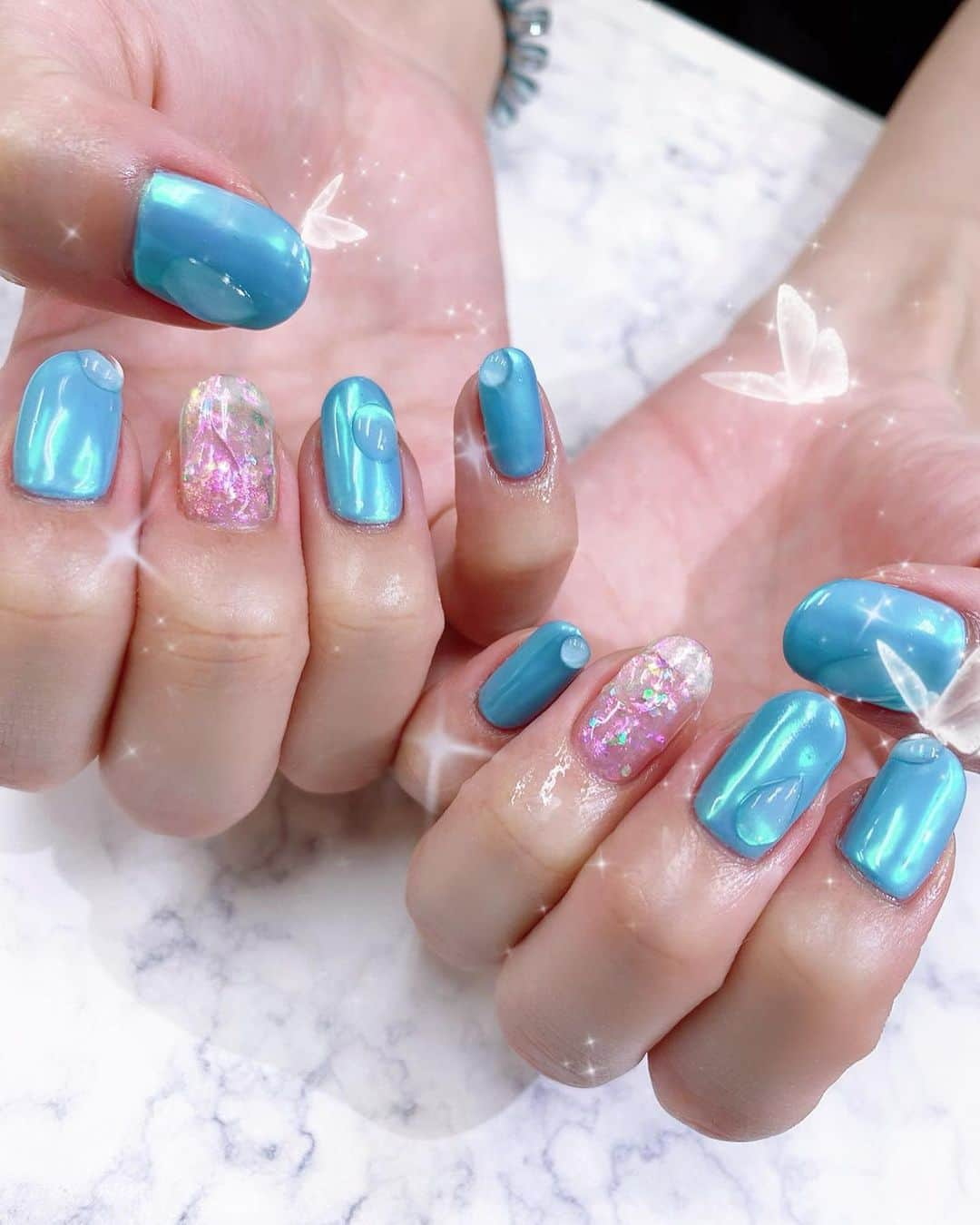 川村真洋さんのインスタグラム写真 - (川村真洋Instagram)「New nails🦋✨ ・青のミラーパウダー ・水滴💧  ずっとネイル見てます🥺   #MAHIRO #真洋 #마히로 #ろってぃー #RT #おそろってぃー #ミラーパウダーネイル」8月23日 21時04分 - mahiro_kawamura_official