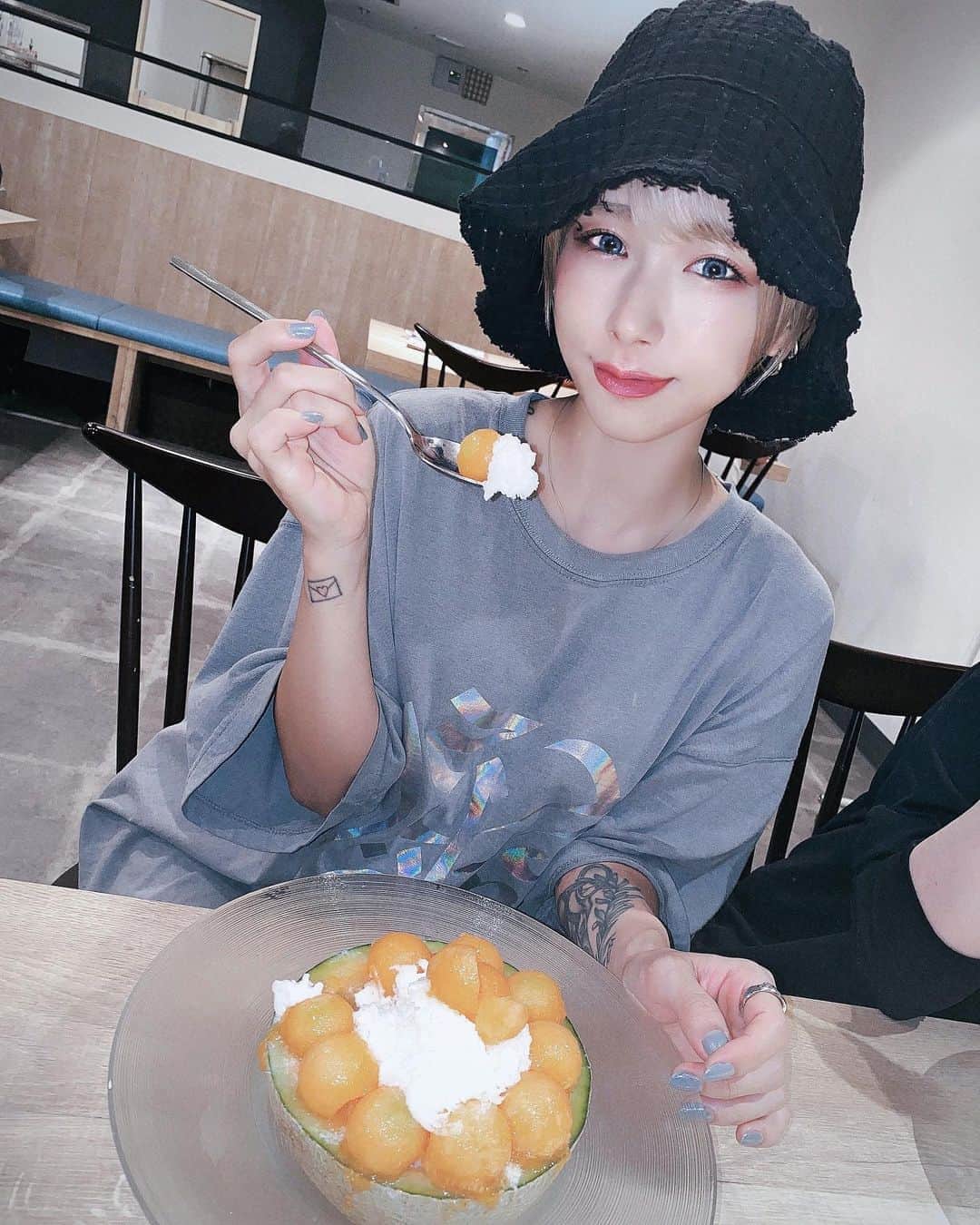 病夢やみいのインスタグラム：「CY8ER FINAL TOUR -正夢- 北海道 ありがとうございました🍈  改めて北海道の皆さん、ずっと待っていてくれて、今までたくさん遠征してくれて本当にありがとう。北海道出身の人も嬉しそうでこっちまでニコニコになっちゃった。Zepp Sapporo楽しかった⚡︎  本島からの遠征もたくさんありがとうございました。  お次は9/6 仙台に行くよ✈︎ 1/10の武道館チケットもセブンイレブン先行も始まっているので何卒よろしくお願いします。CY8ER FESも⚡︎⚡︎⚡︎  アンナちゃんがみつけてくれたカフェでの写真。 メロンかき氷うまでした。  #팥빙수#빙수#카페투어 #카페스타그램#shavedice #かき氷#すすきのカフェ#札幌カフェ」