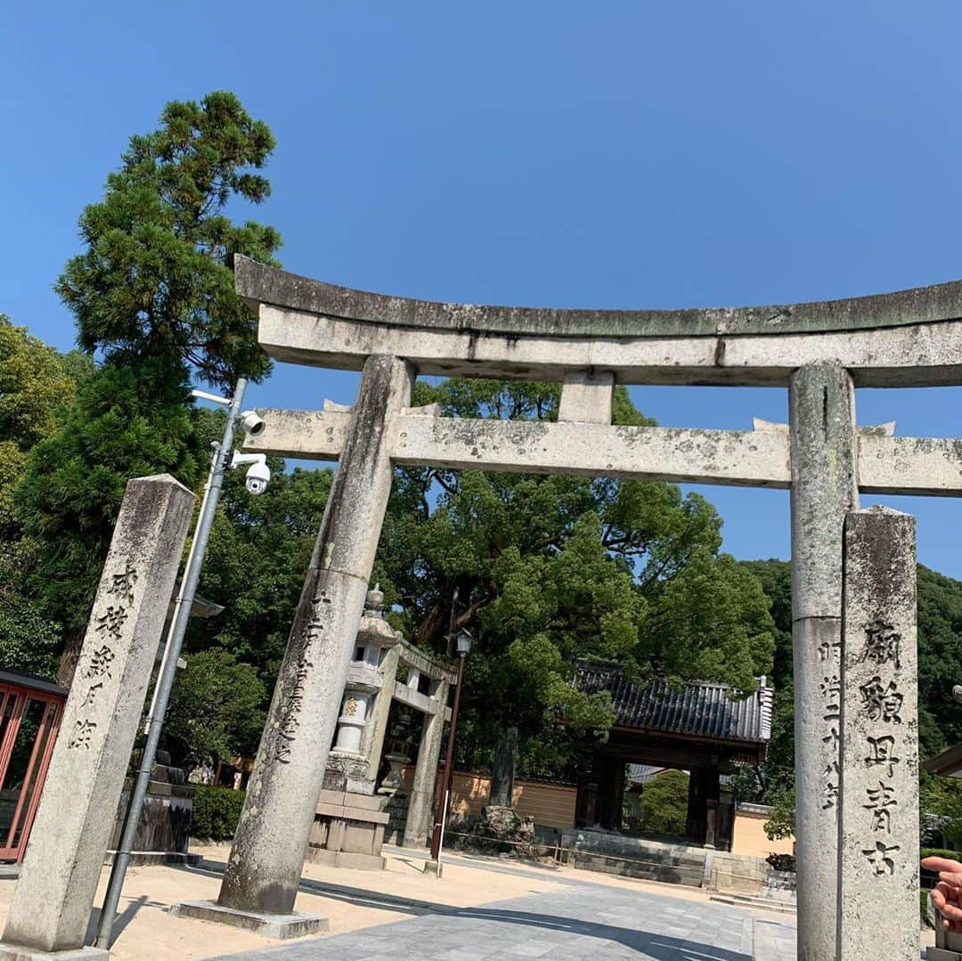 佐伯三貴のインスタグラム：「今日は初めて太宰府天満宮へ行って来ました😁  太宰府天満宮は、菅原道真公の御墓所の上にご社殿を造営し、その御神霊を永久にお祀りしている神社です。 「学問・至誠・厄除けの神様」として有名な所です😊  私も子供の頃に合格祈願の鉛筆を頂き試験に臨んだのを今も覚えています☺️  今回はこれからのチャレンジが成功していきますようにお祈りして来ました😌  #太宰府天満宮」