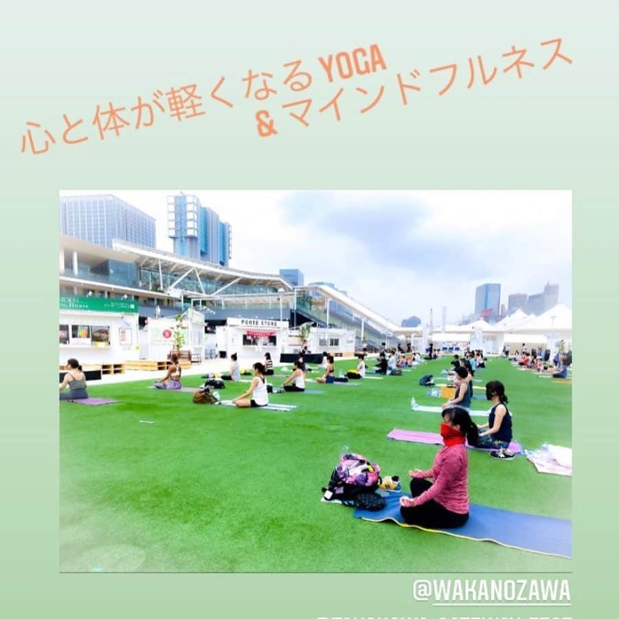 野沢和香さんのインスタグラム写真 - (野沢和香Instagram)「今日は久々のリアルイベント🧘‍♀️でした🙌！  どうやるの😳？と思っていたら…  屋外、 ソーシャルディスタンス、 フェイスシールドならぬ全身シールド🤣 巨大扇風機で換気 お水や氷を支給の フル対策👏  @takanawa_gateway_fest で、 『心と体が軽くなるマインドフルネスyoga＆瞑想』のクラスをさせていただきました！  先が見えない不安な時代だからこそ、 どこに自分の意識の目線を向けるかが大事🤍✨  マインドフルに今を味わって、 今できる事✨　を探していきましょうね🙋‍♀️  早起きして参加してくださった皆様、 本当にありがとうございました😊🙏  久々に皆様と実際に会って、 お顔を見ながら空間を共にして一緒にヨガをするエネルギーはやはり格別でした✨ 幸せな時間をありがとうございました！🙏  この時期のイベントには、 色んな考えがあると思いますが、 @jexer_fitness_official_jp さんの 『マインドフルネスをやって欲しいんです』という熱いオファーに、そんな素敵な想いのイベントならば是非👀✨！と参加させていただきました！ 準備大変だったろうな…🤔  でも新しい時代に対応してくってこういうこと✨をみせてもらったイベントでした😊  ポーズはアライメント間違えだらけですが、 褒められたウエアはもちろん　@hereiam.official ☺️ムフ topsは水陸両用🤍 ボトムは、コロナ🐷でも、あれ😀細く見える🙊？と思えたコンプレッションレギンスです☺️  9月をお楽しみに🙋‍♀️！」8月23日 21時00分 - wakanozawa