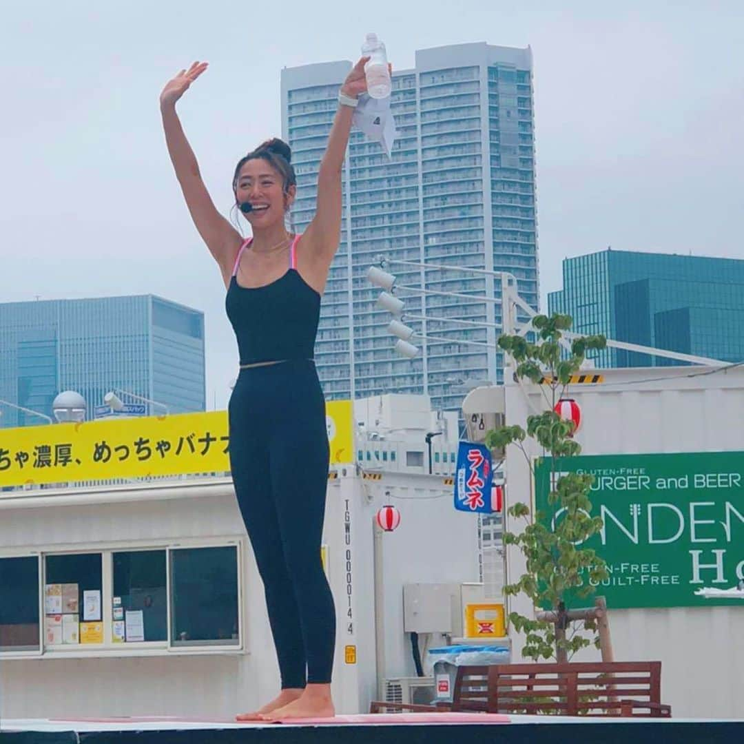 野沢和香さんのインスタグラム写真 - (野沢和香Instagram)「今日は久々のリアルイベント🧘‍♀️でした🙌！  どうやるの😳？と思っていたら…  屋外、 ソーシャルディスタンス、 フェイスシールドならぬ全身シールド🤣 巨大扇風機で換気 お水や氷を支給の フル対策👏  @takanawa_gateway_fest で、 『心と体が軽くなるマインドフルネスyoga＆瞑想』のクラスをさせていただきました！  先が見えない不安な時代だからこそ、 どこに自分の意識の目線を向けるかが大事🤍✨  マインドフルに今を味わって、 今できる事✨　を探していきましょうね🙋‍♀️  早起きして参加してくださった皆様、 本当にありがとうございました😊🙏  久々に皆様と実際に会って、 お顔を見ながら空間を共にして一緒にヨガをするエネルギーはやはり格別でした✨ 幸せな時間をありがとうございました！🙏  この時期のイベントには、 色んな考えがあると思いますが、 @jexer_fitness_official_jp さんの 『マインドフルネスをやって欲しいんです』という熱いオファーに、そんな素敵な想いのイベントならば是非👀✨！と参加させていただきました！ 準備大変だったろうな…🤔  でも新しい時代に対応してくってこういうこと✨をみせてもらったイベントでした😊  ポーズはアライメント間違えだらけですが、 褒められたウエアはもちろん　@hereiam.official ☺️ムフ topsは水陸両用🤍 ボトムは、コロナ🐷でも、あれ😀細く見える🙊？と思えたコンプレッションレギンスです☺️  9月をお楽しみに🙋‍♀️！」8月23日 21時00分 - wakanozawa