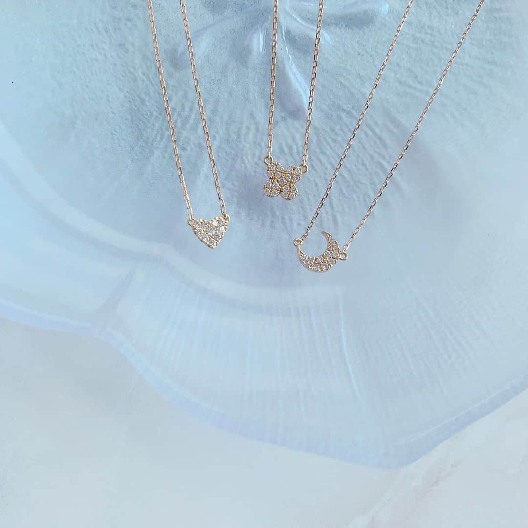 アーカーさんのインスタグラム写真 - (アーカーInstagram)「. キラリと輝く繊細なゴールドのチェーンに、ダイヤモンドの純粋な煌めき。さりげない美しさで素肌に馴染むパヴェシリーズ✨ 毎日身につけたくなるさりげない大きさで、永くご愛用いただけます💗 . #AHKAH #jewelry #necklace #present #アーカー #ジュエリー #ネックレス」8月23日 21時00分 - ahkah_official