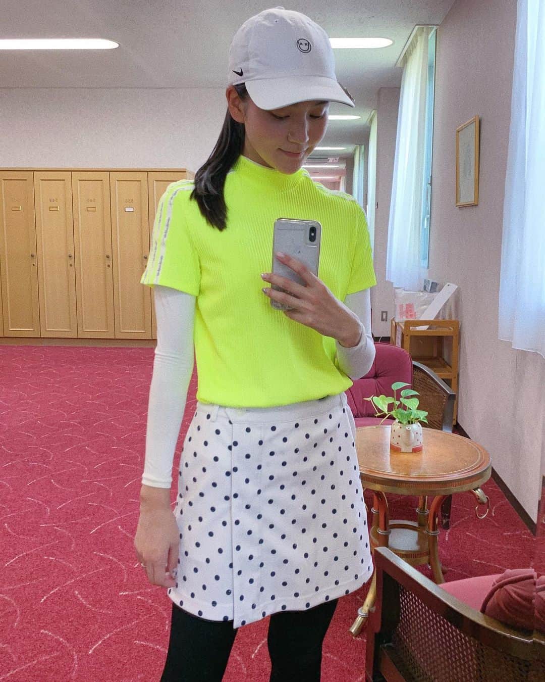 遠藤瞳のインスタグラム：「黄色好き🍋🍋🍋 この日も早朝スルーで行ったけど 暑くて暑くて溶けそうだった🥵  キャップはテニス用らしいんだけど 可愛かったからヨシ👍⛳️  #ゴルフ #ゴルフ女子 #golf」