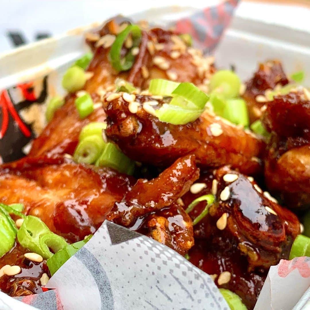 Eat With Steph & Coのインスタグラム：「Recently tried out the @wingshackco stall at the @selfridgesfood market and it was amazing! Best wings I’ve had in awhile, I definitely recommend checking them out! . . . #toplondonrestaurant #eeeeeats #wings #food #alwayshungry #instafood」