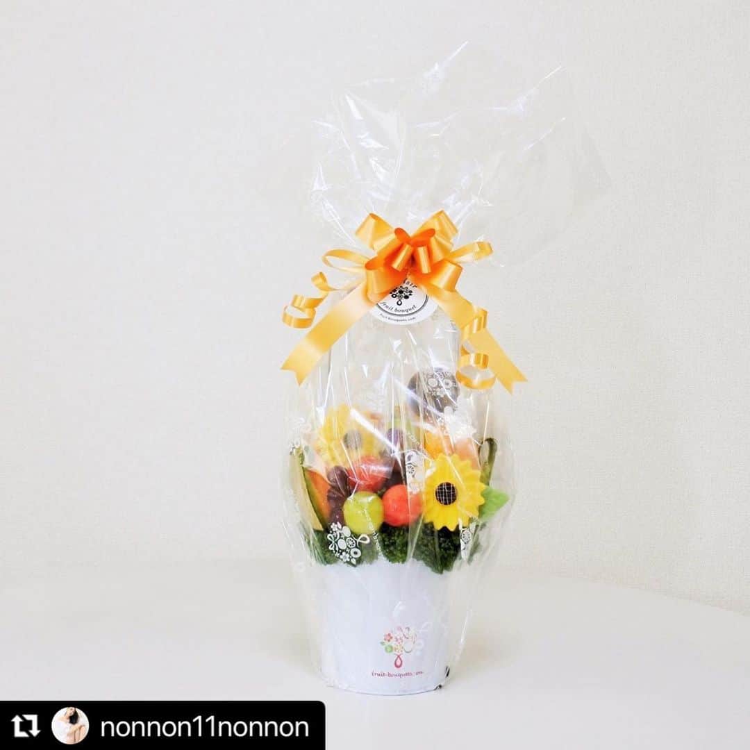 Fruit-bouquets.comさんのインスタグラム写真 - (Fruit-bouquets.comInstagram)「#Repost @nonnon11nonnon with @make_repost ・・・ \ fruitbouquet / orange coordinate。。。 ・ ・ ・ フルーツブーケ専門店 Plaisir #フルーツブーケ アンバサダーとして 今回ご紹介させていただくのは @fruitbouquet.japan ▪︎ Soleil（ソレイユ） ・ ・ ・ 果物を花束に見立て 美しくアレンジメントした “ 食べられる花束 “ です❁*.ﾟ ・ ・ ・ 美しさと美味しさを兼ね備えた フルーツブーケが 記念日やパーティーなど 大切な場面を華やかに彩ります◎ ・ ・ ・ 真夏の太陽のように咲いた大輪の ひまわりが目を惹くSoleil（ソレイユ）は フォトジェニックな夏限定商品☀︎ ・ ・ ・ 色の違う2種類のメロン 丸くくり抜いたスイカ 皮ごと食べられるブドウ オレンジをアレンジメント✧*。 ・ ・ ・ フランス産高級チョコレートで出来た ひまわりの背面にはドライアップルが⚠︎ ・ ・ ・ 見た目の華やかさはもちろんのこと その美味しさにも衝撃⚡︎ 全国から厳選された季節のフルーツが 新鮮なまま届くので 箱を開けた瞬間に豊かな香りが ふわ〜〜〜っと広がります！ ・ ・ ・ 乾燥しがちなフルーツには 寒天を使用しコーティングされており みずみずしさと色鮮やかさも そのままなんです⚠︎ 口いっぱいに溢れる幸せ果汁❤︎ ・ ・ ・ お誕生日、記念日、ホームパーティーなど 自分や家族へのご褒美にはもちろんのこと、 母の日、父の日、敬老の日、プレゼント、 お中元お歳暮、結婚出産祝い、お見舞いなど 大切な方への贈り物にもおすすめ！ ・ ・ ・ ☑︎︎ 食べやすさを意識した 繊細で美しい飾り切り・スジ処理 ☑︎ ヘルシーな無糖・無添加の 寒天コーティング ☑︎ 手を汚すことなく届いてそのまま 食べられる手軽さ これらは全て贈る相手を気遣った プレジールのこだわり♛ ・ ・ ・ ダイエット中の女性にも 甘いものが苦手な男性にも 小麦粉や生クリームにアレルギーを お持ちのお子様にも 健康に気を使うご高齢者にも 年齢、性別、国籍を問わず どなたにも喜んでいただけるよう おもてなしの心が詰まった フルーツギフト*̩̩̥୨୧˖⋆ ・ ・ ・ 大切な方ほど、お洒落な方ほど 目上の方ほど、贈り物に気を遣い 迷い悩むことはありませんよね。。。 渡して喜ばれるプレゼントとして 迷わず自信を持って贈りできる おすすめの逸品！ ・ ・ ・ 今回はフルーツブーケ Soleil（ソレイユ）をイメージした コーディネートで•*¨*•.¸¸♪ ・ ・ ・ ———————————————————— フルーツブーケ専門店 Plaisir @fruitbouquet.japan ▪︎ Soleil（ソレイユ）Small （横20cm・高さ28cm・重さ1kg） ———————————————————— ・ ・ ・ ・ ・ #Plaisir #プレジール #フルーツ #インスタ映え #フォトジェニック #フォトジェニックスイーツ #ギフト #記念日 #贈り物 #プレゼント #インスタ映えスイーツ #インスタ映えフルーツ #Japanese #Japan #Japanesemodel #fashion #大人可愛い  #30代コーデ #30代ファッション #おうちでファッションショー #ママコーデ #ママファッション #個性的ファッション #個性派ファッション #お中元 #アンバサダー #pr」8月23日 21時02分 - fruitbouquet.japan