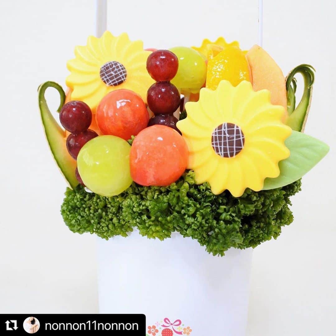 Fruit-bouquets.comさんのインスタグラム写真 - (Fruit-bouquets.comInstagram)「#Repost @nonnon11nonnon with @make_repost ・・・ \ fruitbouquet / orange coordinate。。。 ・ ・ ・ フルーツブーケ専門店 Plaisir #フルーツブーケ アンバサダーとして 今回ご紹介させていただくのは @fruitbouquet.japan ▪︎ Soleil（ソレイユ） ・ ・ ・ 果物を花束に見立て 美しくアレンジメントした “ 食べられる花束 “ です❁*.ﾟ ・ ・ ・ 美しさと美味しさを兼ね備えた フルーツブーケが 記念日やパーティーなど 大切な場面を華やかに彩ります◎ ・ ・ ・ 真夏の太陽のように咲いた大輪の ひまわりが目を惹くSoleil（ソレイユ）は フォトジェニックな夏限定商品☀︎ ・ ・ ・ 色の違う2種類のメロン 丸くくり抜いたスイカ 皮ごと食べられるブドウ オレンジをアレンジメント✧*。 ・ ・ ・ フランス産高級チョコレートで出来た ひまわりの背面にはドライアップルが⚠︎ ・ ・ ・ 見た目の華やかさはもちろんのこと その美味しさにも衝撃⚡︎ 全国から厳選された季節のフルーツが 新鮮なまま届くので 箱を開けた瞬間に豊かな香りが ふわ〜〜〜っと広がります！ ・ ・ ・ 乾燥しがちなフルーツには 寒天を使用しコーティングされており みずみずしさと色鮮やかさも そのままなんです⚠︎ 口いっぱいに溢れる幸せ果汁❤︎ ・ ・ ・ お誕生日、記念日、ホームパーティーなど 自分や家族へのご褒美にはもちろんのこと、 母の日、父の日、敬老の日、プレゼント、 お中元お歳暮、結婚出産祝い、お見舞いなど 大切な方への贈り物にもおすすめ！ ・ ・ ・ ☑︎︎ 食べやすさを意識した 繊細で美しい飾り切り・スジ処理 ☑︎ ヘルシーな無糖・無添加の 寒天コーティング ☑︎ 手を汚すことなく届いてそのまま 食べられる手軽さ これらは全て贈る相手を気遣った プレジールのこだわり♛ ・ ・ ・ ダイエット中の女性にも 甘いものが苦手な男性にも 小麦粉や生クリームにアレルギーを お持ちのお子様にも 健康に気を使うご高齢者にも 年齢、性別、国籍を問わず どなたにも喜んでいただけるよう おもてなしの心が詰まった フルーツギフト*̩̩̥୨୧˖⋆ ・ ・ ・ 大切な方ほど、お洒落な方ほど 目上の方ほど、贈り物に気を遣い 迷い悩むことはありませんよね。。。 渡して喜ばれるプレゼントとして 迷わず自信を持って贈りできる おすすめの逸品！ ・ ・ ・ 今回はフルーツブーケ Soleil（ソレイユ）をイメージした コーディネートで•*¨*•.¸¸♪ ・ ・ ・ ———————————————————— フルーツブーケ専門店 Plaisir @fruitbouquet.japan ▪︎ Soleil（ソレイユ）Small （横20cm・高さ28cm・重さ1kg） ———————————————————— ・ ・ ・ ・ ・ #Plaisir #プレジール #フルーツ #インスタ映え #フォトジェニック #フォトジェニックスイーツ #ギフト #記念日 #贈り物 #プレゼント #インスタ映えスイーツ #インスタ映えフルーツ #Japanese #Japan #Japanesemodel #fashion #大人可愛い  #30代コーデ #30代ファッション #おうちでファッションショー #ママコーデ #ママファッション #個性的ファッション #個性派ファッション #お中元 #アンバサダー #pr」8月23日 21時02分 - fruitbouquet.japan