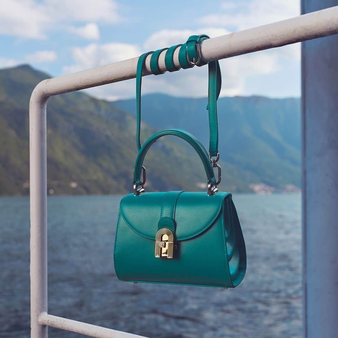 フルラのインスタグラム：「Let the Furla Opera be the fashion new addition to your closet. Show off its shape.   #thefurlasociety #furlafeeling #newcollection #furla #accessories #fashion」