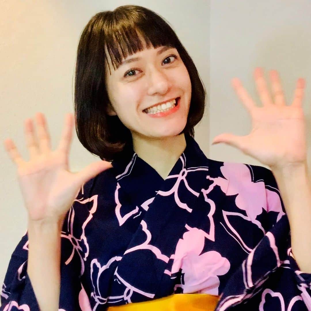 小板奈央美のインスタグラム：「ついに、お家で浴衣着ながらビール飲み始めました🍺👘✨ ・ ・ YouTube#こいたチャンネル 更新✨ @na0mi1003 URLよりご覧下さい👇 【ビール女優☆こいたチャン】今日のビールvol.10★BLUE MOON https://youtu.be/CUuLZ0pnH9I ・ ・ #浴衣久しぶり #ここ数年稽古場でしか着てない #早くまた稽古で着たい #のに着方若干忘れてる」