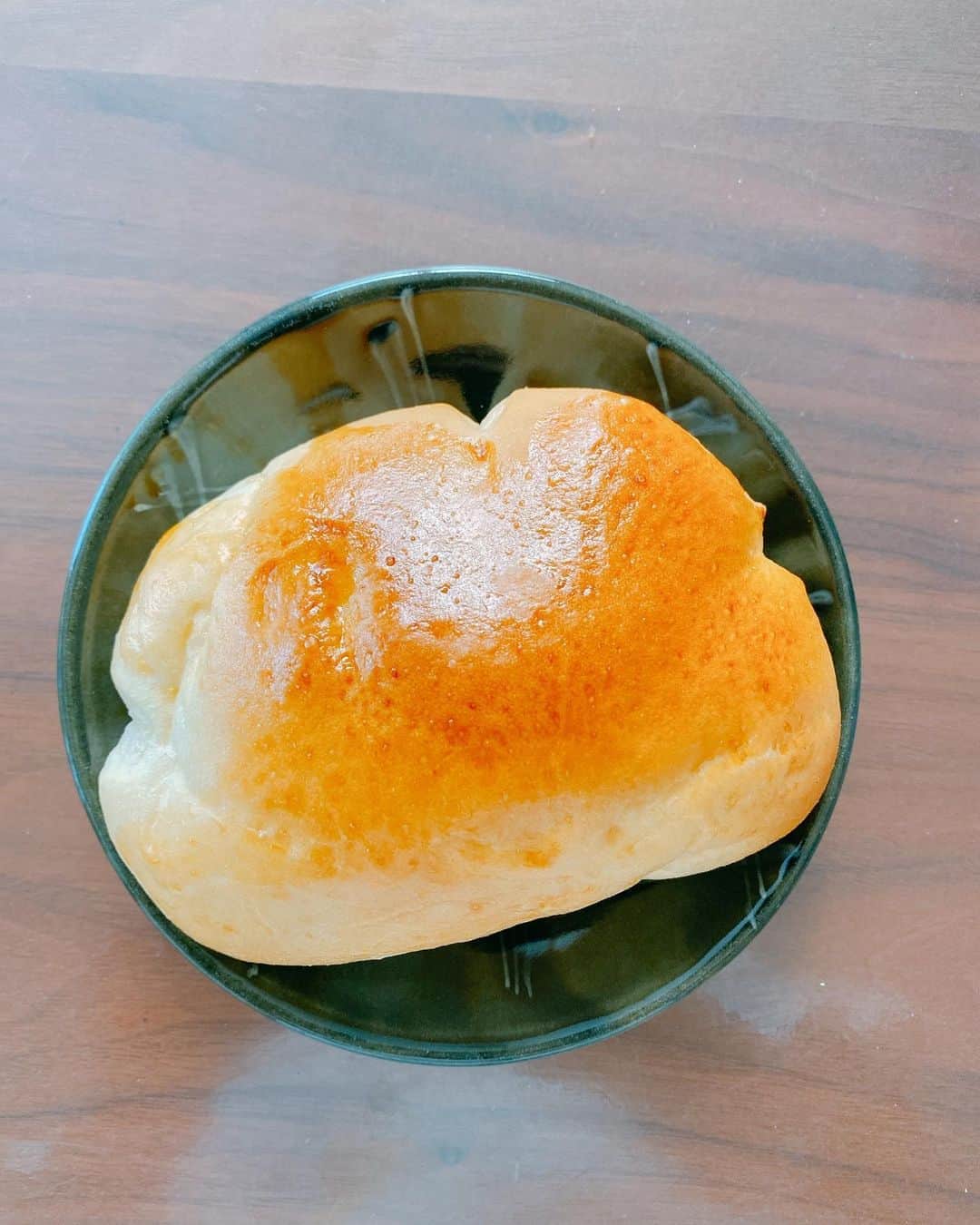 森圭介さんのインスタグラム写真 - (森圭介Instagram)「* クリームパンを作って食べた。  チビ子4歳はなぜか プリンセスの格好で作りたいという謎のこだわり。  クリームを好きなだけ入れて 好きなだけ食べられるっていう夢が 叶った瞬間でした。  さて 夏休みも今日で終わり。 明日からまたよろしくお願いします。  #夏休み #終わり #夏の終わり  #クリームパン #好きなだけ #食べる #夢 #叶う  #プリンセス と #おじさん #森圭介」8月23日 21時07分 - mori_kei_suke