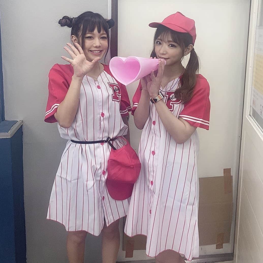 石田亜沙己のインスタグラム：「応援団スタイル(●･ω･)/ NAC杯お疲れ様でした♡！  #ベースボール #ツインテール #双子コーデ」