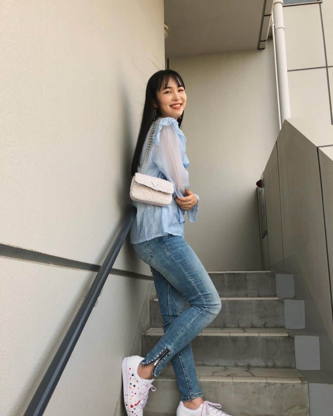 大友樹乃のインスタグラム：「今日で１週間終わりだね〜 来週も頑張ろう☺️🌻  お気に入りの服たち💜 tops  @hotping_global  jeans👖 @guessjeans  bag  @guess  sneaker👟 @adidastokyo   #ootdstyle #dailylook #今日のコーデ#데일리룩#오오티디#패션스타그램#패피#아웃핏 #宿題終わってない笑」