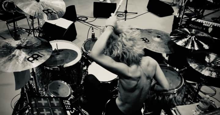 Tatsuya Amanoのインスタグラム：「I'm turned 30 today.﻿ ﻿ Thanks for the birthday wishes!﻿ I'll keep to doing my best🥁🔥﻿ ﻿ 皆さんの心を動かすドラムが叩けるように更に磨きをかけていきます。これからも応援よろしくね！🤘🏻」
