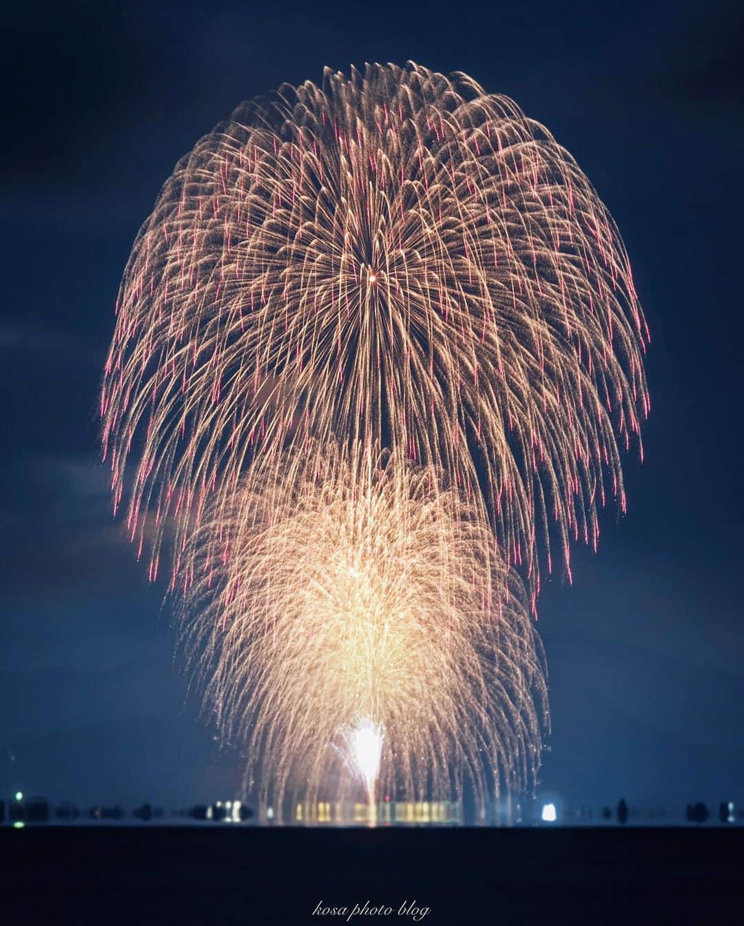 コサさんのインスタグラム写真 - (コサInstagram)「対岸の近江八幡で打ち上がった花火を超望遠レンズでGET👍 ゲリラ豪雨によりメインの花火が遅れたことで撮影することが出来ました😆 . Location:滋賀 Shiga / Japan🇯🇵 Date:2020.8.22 . #花火 #遊火 #fireworks_jpn #art_of_japan_ #tokyocameraclub #dpj_member #sorakataphoto #s_shot #japan_night_view_member #longexposure_japan #Rox_Captures #kf_gallery_vip #special_spot_legend #IG_PHOS #photo_jpn #ptk_japan #pt_life_ #bestjapanpics #LBJ_Legend #広がり同盟メンバー #japan_of_insta #jgrv_member #colore_de_saison #TandDフォトコンテスト2020 #try #今こそ写真でつながろう #raw_community_member #Lap_2020 #light_nikon #しがトコ」8月24日 8時05分 - kosa_photo
