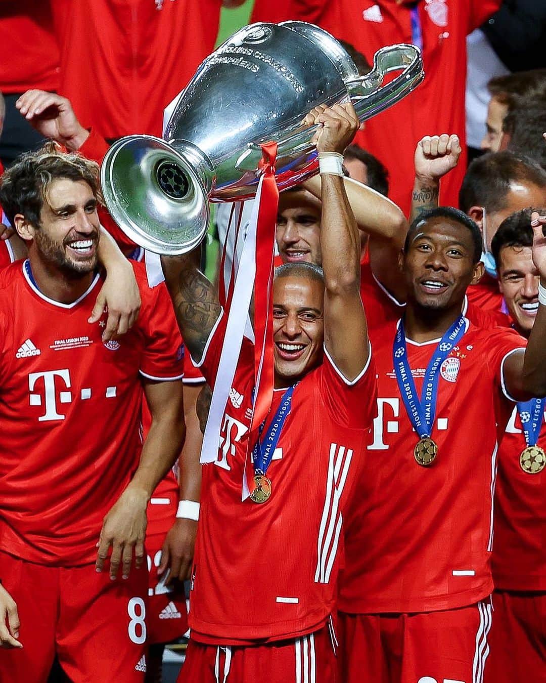 ティアゴ・アルカンタラのインスタグラム：「DARE TO DREAM. 🥳🥳🥳🥳🥳🥳🥳 FCBAYERNNNNNNNNNNNNN!!!!! EUROPE CHAMPIONSSSSSSSSSSSSS!!!!! 🏆 JAAAAAAAAAAAAAAAAAAA !!!!!!! 🙏🙏🙏🙏🙏🙏😍😍😍😍😍😍😍」