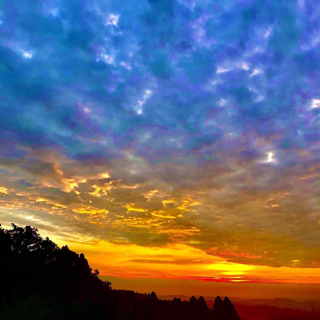 みんなのニュース「上を向いて歩こう」さんのインスタグラム写真 - (みんなのニュース「上を向いて歩こう」Instagram)「自然は恐ろしくも美しい。  #カコソラ #過去空  #いつも同じ道いつも違う空 #一期一会の空 #上を向いて  #一空一瞬 #日の出  #朝空 #朝焼け #朝焼けの空 #空が好きな人と繋がりたい  #雲が好きな人と繋がりたい #朝焼けが好きな人と繋がりたい  #朝日  #朝陽 #空が綺麗  #トワイライト #空のアート #朝の空 #朝活 #twilight #skyart  #fantasysky」8月24日 6時58分 - uewo_muite
