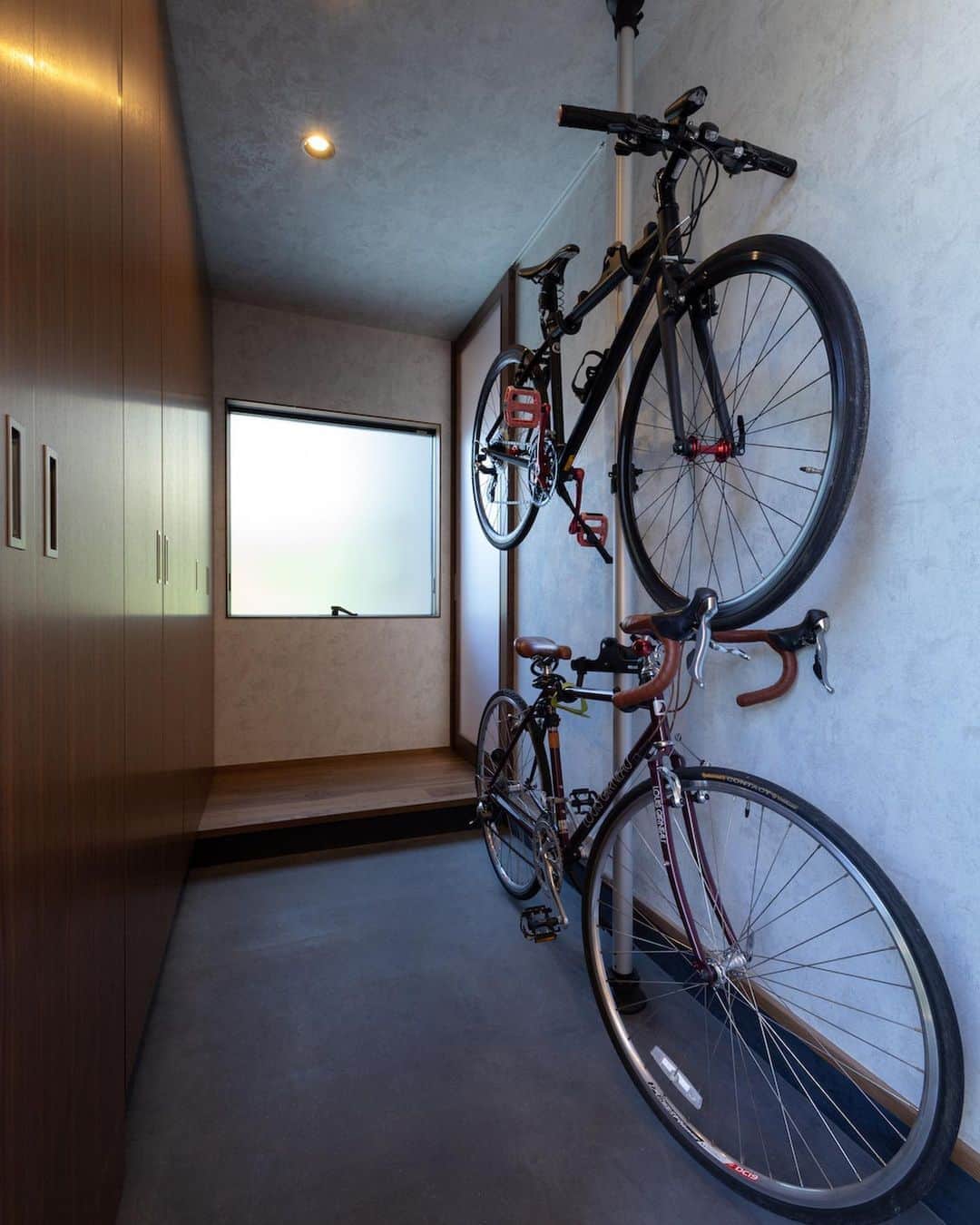 ナガタ建設さんのインスタグラム写真 ナガタ建設instagram 福岡市博多区の つむぐ家 玄関土間は墨入り 自転車も壁掛けでオシャレにスペースを活用してます 玄関 玄関収納 玄関インテリア 玄関ホール Nagatanoie フォローやいいね して頂けると凄く