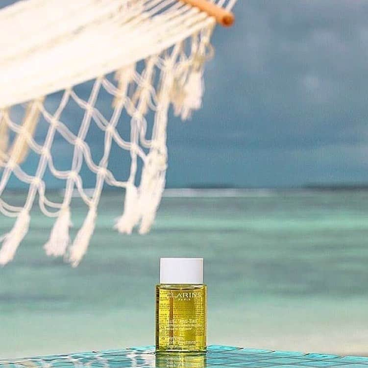 CLARINSさんのインスタグラム写真 - (CLARINSInstagram)「No Sunday scaries here 🌴 Our Contour Body Treatment Oil 💧Visibly firms and tones 💧Helps release toxins 💧Locks in moisture 💧Visibly reduces sponginess  Contouring body treatment #oil, formulated with 100% plant extracts, creates a total feeling of #wellbeing. An aromatic blend of essential oils—including Geranium and #Lemon—helps release toxins to visibly firm, tone and reduce the look of sponginess for a slimmer-looking silhouette. #hazelnut oil, rich in Omega 9 and Vitamin E, locks in moisture to smooth skin from shoulders to toes. Fine, lightweight formula absorbs instantly.  #clarinsoil #clarins #clarinsskincare」8月24日 6時56分 - clarinsusa