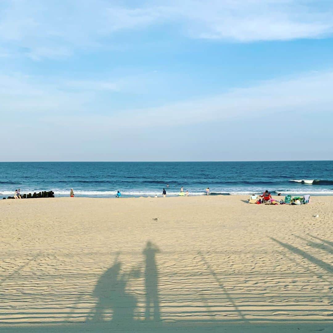 クリステン・コノリーのインスタグラム：「me n my shadow ⛱」