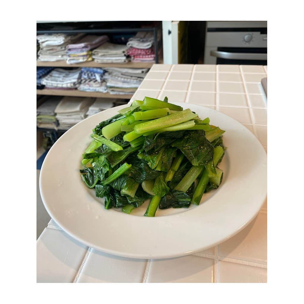 栗原はるみさんのインスタグラム写真 - (栗原はるみInstagram)「みなさんおはようございます。今日は野菜炒めをご紹介します。野菜は葉物なら何でも。私は今回は小松菜1束で。 最初に洗ってから茎と葉に切り分け水気を拭く。隣でお湯を煮立てておく。フライパンにサラダ油を大さじ2を熱し塩小さじ1(野菜の量に応じて)を入れ茎から炒め更に葉を加えて炒め(必要なら塩少々)上から沸騰した水を小松菜がかぶる位入れ5秒経ったらザルに上げる。水気を木べらなどで軽く押す。 お皿に盛り付けたら胡麻油をかける。炒め始めてからは強火で早いテンポでね〜。 中華料理屋さんで食べる味に出来ます。是非作ってみてね〜。きっといつもと違う味になると思います。みなさん今日も元気で。出かける人は笑顔で行ってらっしゃい〜。 #栗原はるみ  #kuriharaharumi #みなさんが楽しくなることを#玲児さんが作ってくれた朝食」8月24日 7時09分 - harumi_gram