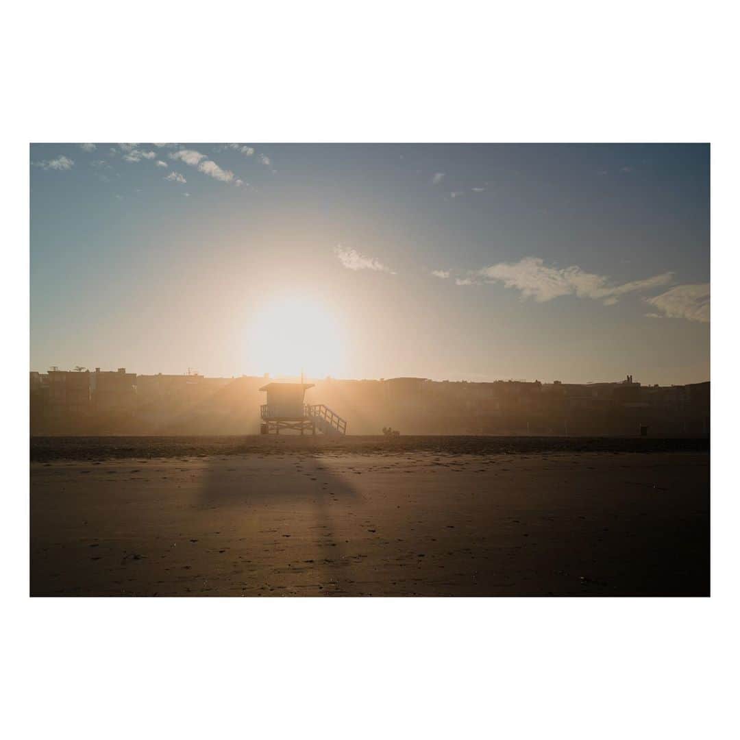 Pete Halvorsenのインスタグラム：「Beautiful lowtide sunrise walk this morning. Walked the north side to El Porto and back...a few of the people and places i saw along the way.  1. No Lifeguard on Duty: 18th Street 2. Matt (@mfj20th) catching lunch from his front yard 3. Lots of @birdwellbeachbritches on display with this tropical beach weather 4. Run run run till the day is done 5. Low tide sessions 6. Yellow Submarine @dancsurf  7. Never too old for the stoke 8. @nostrilsopen going right intoPier Pressure 9. Waters Edge 10. Strike A Pose」