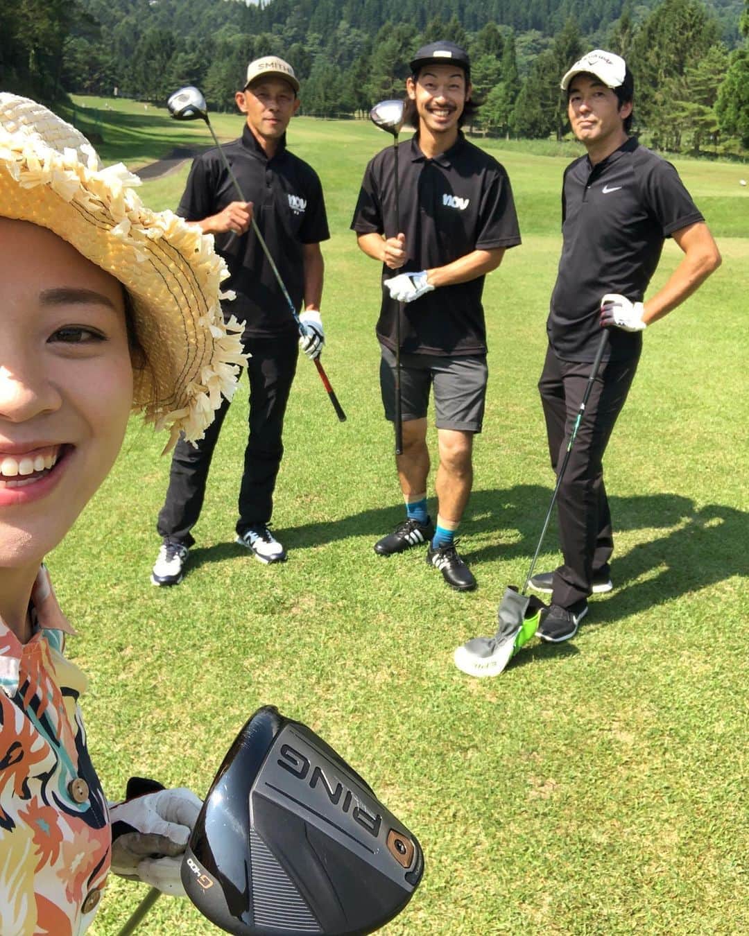 hoshinofumikaのインスタグラム：「中学高校とゴルフをしていて、 その先のゴルフの道がほぼ決まっていたのに 周りの反対を押し切ってゴルフを辞めて 周りに反対、叩かれながら📸 スノーボードを🏂始めたので 周りのスノーボーダーたちと楽しく一緒にゴルフができる未来が来るなんて思ってなかった！ 競技ゴルフとは違うかんじのゴルフがまた 素直に楽しくて嬉しい〜🌼 阿部部長は変わらずうまいし しろたさんはセンスが光り 金子さんは身体能力と性格がゴルフにフィットしてました！初ラウンドでパー取ってたよw 普通にダボ、トリペースだったし💮  １０年以上ゴルフと離れてたからこそ １０年スノーボードと向き合ってきたからこそ お互いのスポーツにいい影響を与えれる気がする🥰 このPINGのドライバー最高にいい。 最近のクラブはなんかすごいぞ！ 優しいのに飛ぶ気がする！ #globalgolffactry  @makoto_kutsukake さんから プレゼントして頂きました🎁 . . Pingやゼクシオ試打して 自分に合うセット組みたいな〜🌼 最近のクラブ打ちたいな〜！ あーラウンド行きたい！ . . #スノーボーダーゴルフ部  #ゴルフ　#ゴルフ女子　#golf #女子ゴルフ　#ゴルフ男子　#ping #xxio #xxiogolf #ping女子 #pinggolf #ゴルフ場　  @novmfg @kanekoyasushi @shirota.kou08.21」