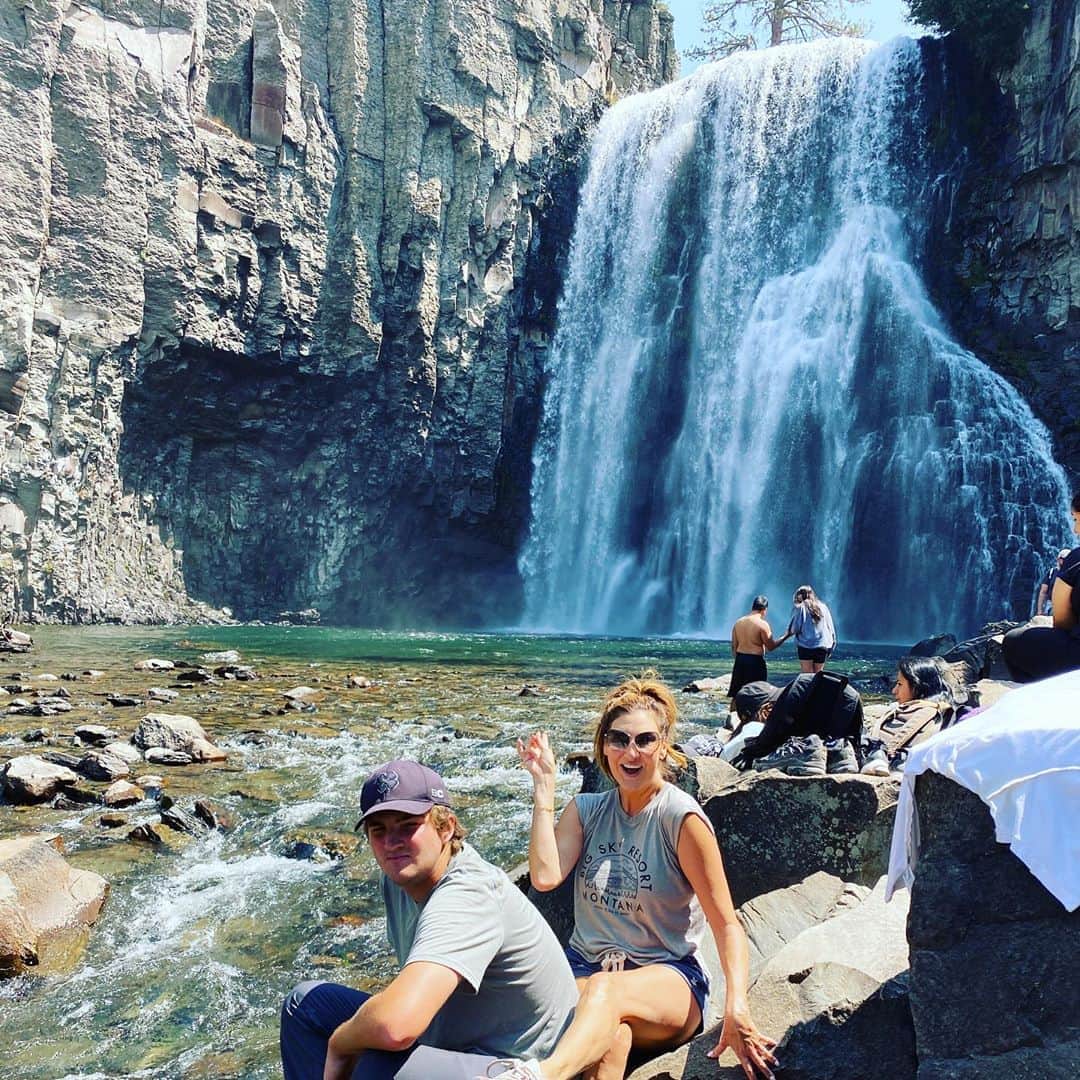 ヘザー・マクドナルドのインスタグラム：「Hiked to #rainbowfalls with the boys. It’s a good 2.5 ish mile hike each way. I brought my suit for the gram but the water was too cold even for the likes I know it would have brought so I hope this honest sweaty account is enough. Swipe for 2 more pics.」