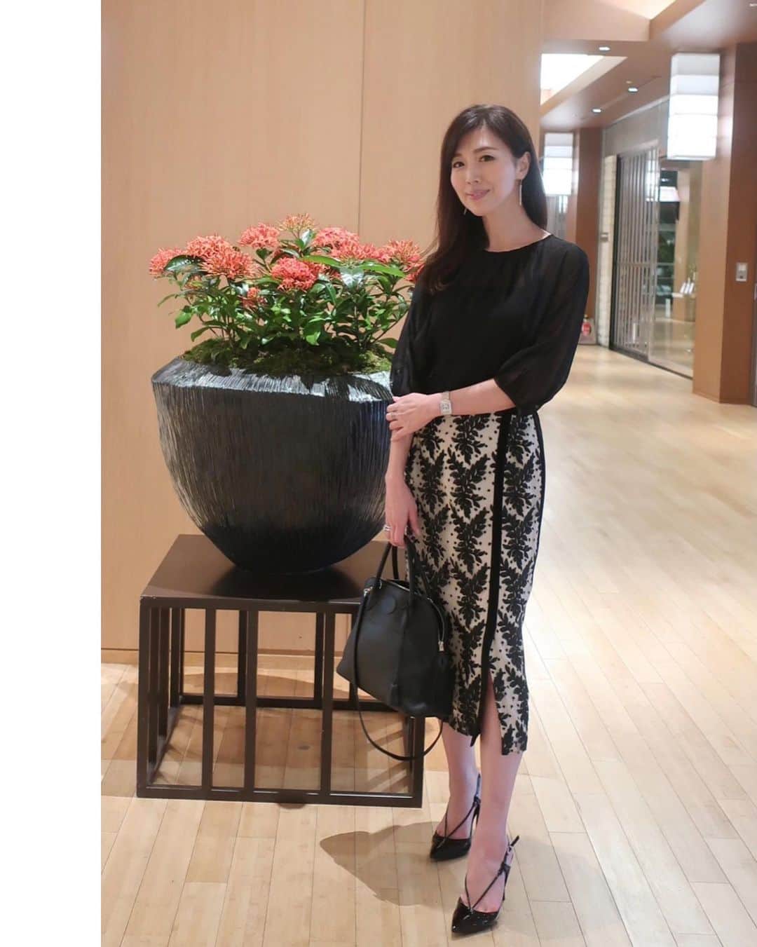 ImotoEtsuyo さんのインスタグラム写真 - (ImotoEtsuyo Instagram)「お気に入りのスカート ・ ・ 華やかな刺繍のスカートは @setaichiro_official のもの。 #コーデ の主役に。 ・ スリットが脚を 綺麗にみせてくれます。 ・ 昨夜は友人と食事に行きました。 またアップします🎵 ・ ・ #skirt ➡︎ @setaichiro_official #セタイチロウ #setaichiro  #tops ➡︎ @ciena_official  @ciena_outfit  #bag ➡︎ @hermes #hermes #エルメス #watch ➡︎ @cartier #cartier  #piace ➡︎ @granthule7  ・ ・ ・ #六本木 #シーフード #イタリアン #roppngi  #roppongimidtown  #fashion  #コーデ #エレガント  #エレガントコーデ  #大人コーデ  #大人女子  #大人ファッション #上品 #アラフィフ  #style #cordinate  #outfits  #outfit  #outfitoftheday  #ootd」8月24日 7時30分 - bisuhada