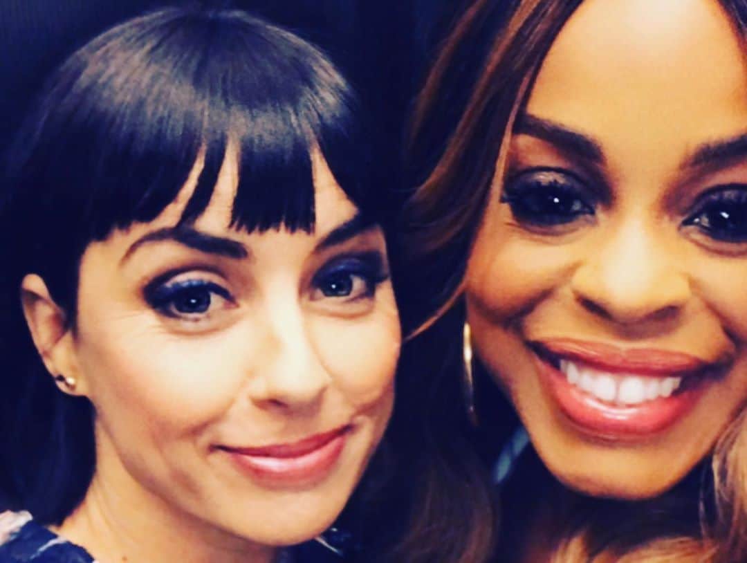 コンスタンス・ジマーのインスタグラム：「Back by popular demand, if you didn’t watch us all play together before, now’s your chance @matchgameabc is back on TONIGHT! Fun facts: I’ve known the lovely @niecynash1 for over 15 years we were in a short film together! I worked with @jalexander1959 in 1998 when I was on Seinfeld, that was my 3rd job, although he doesn’t remember it as much as I do!! Then I had a small part in a movie in 2002 with @erikachristensen! Here we all are together again!」