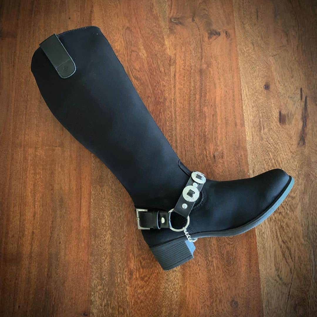 のインスタグラム：「Best travel/commuter boot ever! New! dav Manhattan tall boot with removable concho belt- features new technology BREATHABLE NYLON, cozy vegan fur lining, flexible outsole and cushioned insole. davrain.com $159 with free usa ground shipping. #littleblackboots #bestrainboots #bestboots #besttallblackboot #independentdesigner #smallbusiness #smallbusinesssupport #fashion #fashionblogger」