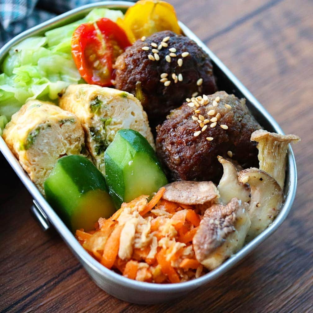 yukirichi119のインスタグラム：「2020/08/24(月) #2020ゆきりち弁当 ＊ おはようございます🌞 今日も暑くなりそうだー💨💨💨 干からびないよう頑張りますー💪 ＊ 今週もスタート ゆるっと糖質オフのオット弁当🍱 詳細はあとでブログに書きます🖐 お弁当箱⇒360㎖ ✼••┈┈┈┈••✼••┈┈┈┈••✼ ●ご飯がわりのキャベツの塩コショウ炒め ●ネギたっぷりハンバーグ ●韓国のり入り玉子焼き ●エリンギのチーズ焼き ●きゅうりの水キムチ ●無限にんじん ●セミドライトマト ✼••┈┈┈┈••✼••┈┈┈┈••✼ ＊ 😀ゆきりち。著書📕 1冊目、お弁当ダイエットのレシピ本 2冊目、サラダとお肉のダイエットレシピ本 どちらもプロフ( @yukirichi119 )のリンクから Amazonに飛べます📖 --------------------------------------------------- #野菜たっぷり #新鮮野菜 #ゆる糖質制限 #作り置き #常備菜 #ゆきりち #工房アイザワ #昼食 #diet #お弁当 #弁当 #健康 #食べて痩せる #bento #旦那弁当 #lunchbox #昼ごはん #Japanesefood #ハンバーグ #ハンバーグ弁当 #手抜き弁当 #痩せる #ダイエット #水キムチ #夫弁当 #発酵食品 #炭水化物抜き #セミドライトマト #ゆる糖質オフ」