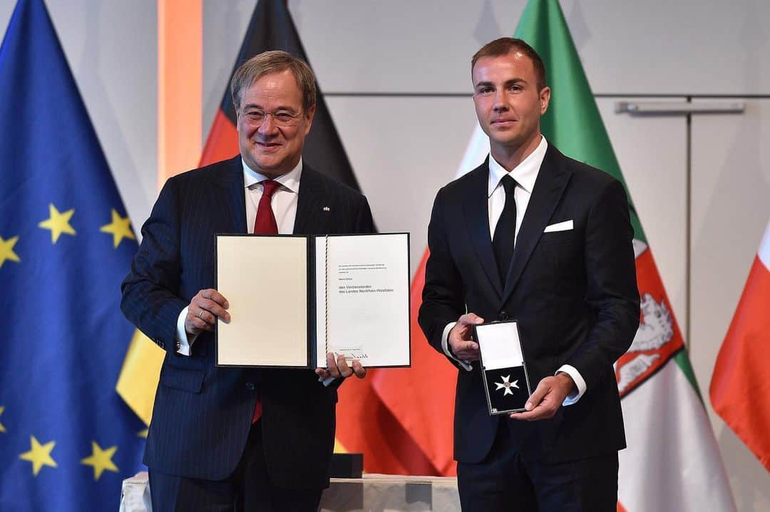 マリオ・ゲッツェのインスタグラム：「It is a great honor for me to receive the North Rhine-Westphalia Order of Merit.  I will continue to support disadvantaged children all over the world - together with my wife.  I will find a safe place for the medal so that I don't drop it again 😜」