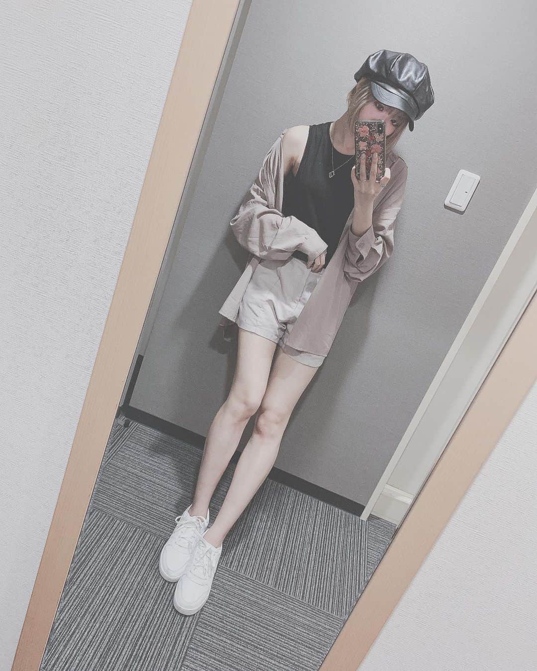 桑名利瑠のインスタグラム：「. . . ブラウンコーデ。 スニーカー女子。👣 . . . #fashion #outfit #outfitoftheday #followｍe #selfie #selca #followforfollowback #makeup #l4l #code #style #instafashion #instagood #instalike #instapic #photooftheday #photo #japan #zara #プチプラコーデ #ショートボブ #ハイトーン #お洒落 #脚 #脚痩せ #운동화 #아이돌 #패션 #도쿄 #スニーカー」