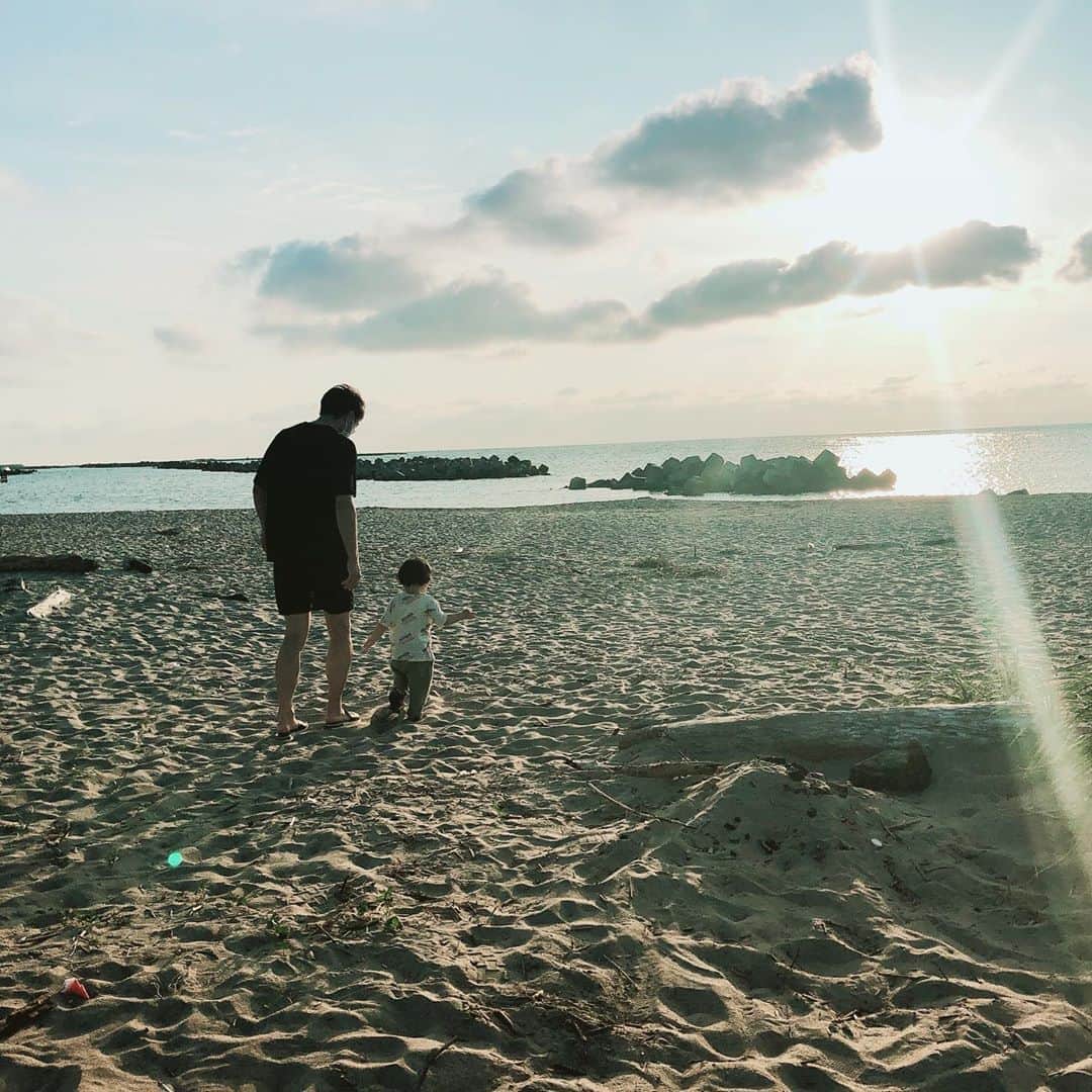 本田朋子さんのインスタグラム写真 - (本田朋子Instagram)「夕暮れ時にお散歩。 初めての砂浜。その感触に興奮気味の息子。　 新潟の夕陽に癒されました。  #新潟 #夕陽 #お父さんもお母さんも #海で泳ぐのは苦手 #海は眺めて楽しむタイプ」8月23日 23時11分 - tomoko_honda_official_phonics