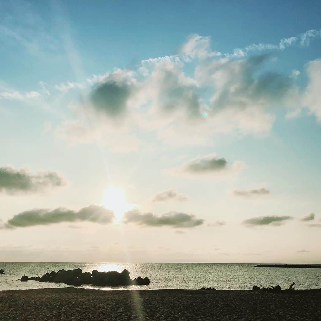 本田朋子さんのインスタグラム写真 - (本田朋子Instagram)「夕暮れ時にお散歩。 初めての砂浜。その感触に興奮気味の息子。　 新潟の夕陽に癒されました。  #新潟 #夕陽 #お父さんもお母さんも #海で泳ぐのは苦手 #海は眺めて楽しむタイプ」8月23日 23時11分 - tomoko_honda_official_phonics