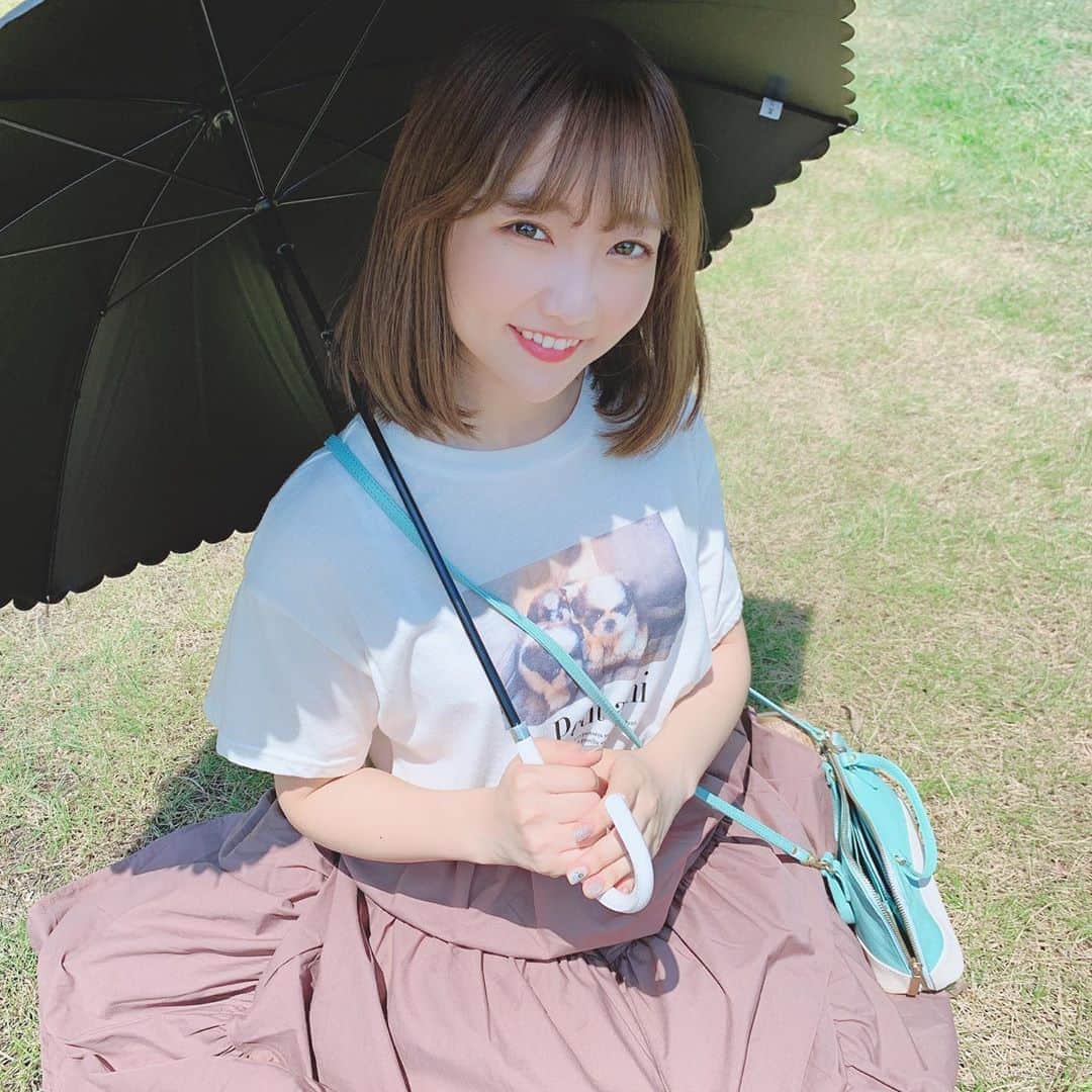 夏川愛実のインスタグラム：「﻿ ﻿ 明日からお仕事の方もそうじゃない方も﻿ 頑張って生きよ〜🔥💓﻿ ﻿ まだ寝ないけどおやすみなさい🌙﻿ ﻿ #tシャツ#ラフコーデ#ひなたぼっこ#光合成」