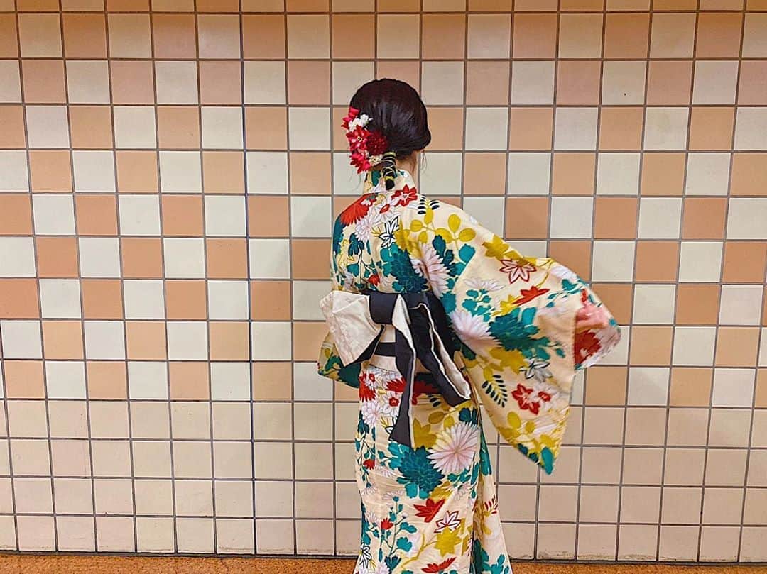 のインスタグラム：「髪型はこんな感じです💇‍♀️ 浴衣に合わせた色のゴムで アレンジしてもらいました！  #浴衣 #yukata #24時間テレビ」