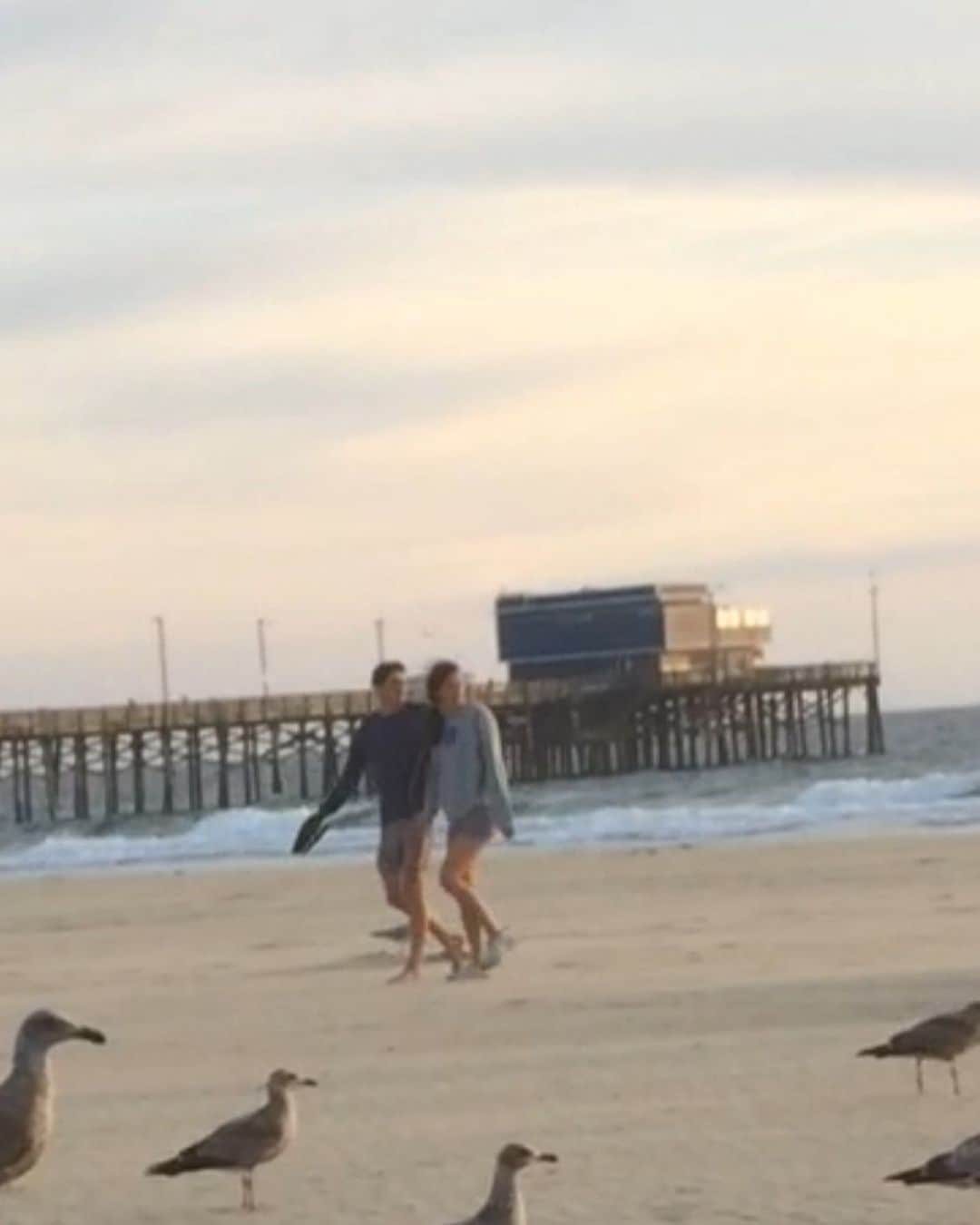 ラリー・ギリアード・Jrさんのインスタグラム写真 - (ラリー・ギリアード・JrInstagram)「What I love about this random, poor quality video I shot. 1) I love that the seagulls have all landed to face the sunset. Never noticed that they do that. I wonder why? 2) I love the one seagull hovering in place for a few seconds. SKILLS! 3) I love the couple strolling the beach because I’m a hopeless romantic. 4) I adore the pigeon, who either thinks it’s a seagull or is a spy! Haha! But the thing I love most is...5) The regal seagull standing on top of the trash can instead of in the sand with everybody else. Why?...BECAUSE THAT’S ME YO!!! 💪🏾😁👍🏾 (My brain: “You are so ‘THAT PIGEON’ Lawrence and you know it.”) Hahaha!!!」8月23日 23時22分 - thereallgjr