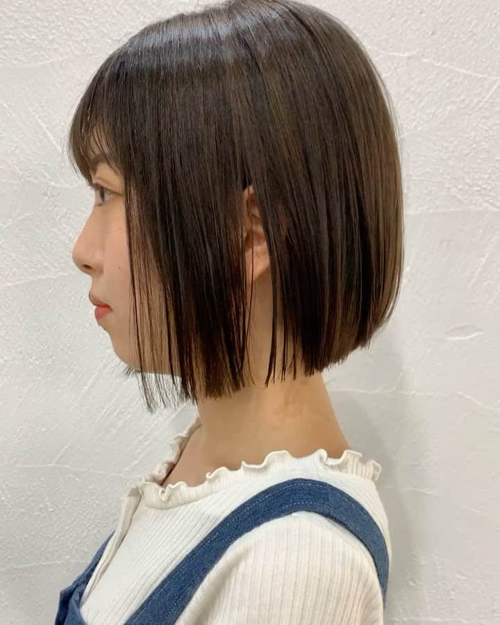 のインスタグラム：「_ ☑︎BOBを綺麗に保ちたい ☑︎自分の理想のボブになりたい ☑︎どこから見ても綺麗な髪でいたい . そんなあなたの希望叶えます☺️🍃 .  あなたの骨格、髪質 生えぐせに合わせたカット✂︎ . 2回目以降のお客様にもご来店しやすいように 【2回目以降もご利用可能な割引クーポン】 をご用意させて頂いております^ ^✨ . HOTPEPPERのページにて ご確認下さいませ✨ . 毎日のお仕事や家事、子育てで忙しい女性にも 楽にお洒落を楽しんでもらえるような ヘアスタイルを提案させて頂きます🕊🍃 . 同じ女性だからこそ、 皆さんのライフスタイルを理解し、 長い間寄り添っていける関係を 造っていけたらと思ってます☺︎ . ご予約はTOP又はDMより！ もちろん、DMからのご相談もお待ちしております！ . 【衛生ガイドライン】 ・出勤スタッフの削減 ・出勤前の体温チェック、 　こまめな手洗い消毒とうがい ・スタッフ全員のマスク着用 ・窓の開放による換気と、 　高性能空気清浄機の設置 ・セット面の間隔、 　お客様同士の間隔を広く ・お客様毎の席の消毒 （滞在時間はお客様専用の席とします) . 【以下に該当するお客様のご来店をお控え下さい】 ・感染者、及び感染の疑いがある方 ・体温が37.5度以上ある方 ・だるさ（倦怠感）や息苦しさ（呼吸困難）がある方 ・咳が頻繁に出る方 ・感染濃厚接触者と思われる方 ・１４日以内海外渡航歴がある方  １日も早く平凡な日々が訪れるますように。 皆様のご健康を心よりお祈り申し上げます。  場所： KILLA(旧RODGE)  東京都渋谷区神宮前6-18-14 JS神宮前プロパティ４F TEL：03-6712-6360  - [ ] #ボブ#ミニボブ#ショートボブ#透明感カラー#外国人風カラー#アディクシーカラー#イルミナカラー#グレージュ#ハイライト#ミルクティーベージュ#ショートヘア#マッシュショート#バッサリカット#ハンサムショート#丸みショート#イメチェン#髪質改善#オレンジカラー#オレンジブラウン#小顔カット#夏ヘアー#ココアブラウン#ブランジュ#シアーベージュ#ginza#giselle#fudge#cluel#ar」