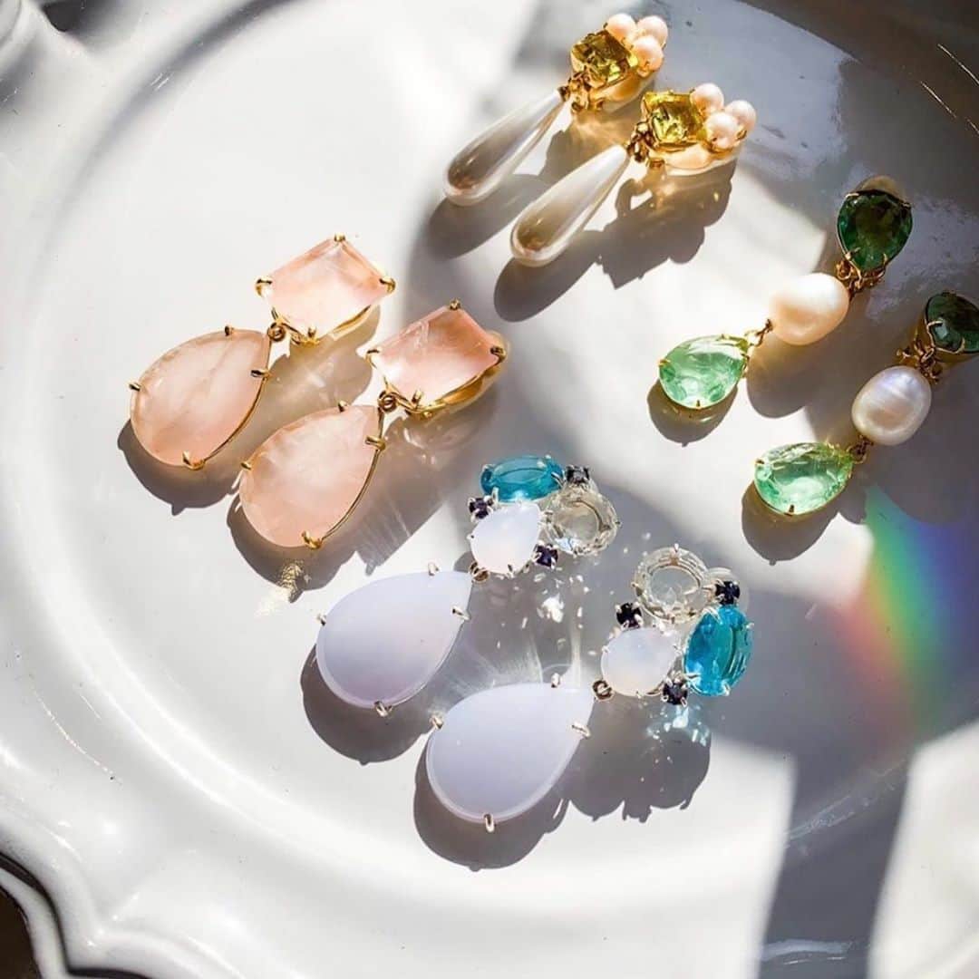 のインスタグラム：「Do you know that with these four pairs of earrings, you can have up to 20 different options to wear them ?  . . . . . #earrings #intercheangeablejewelry #bespokejewelry #bridalearrings #mixandmatchjewelry #bounkit #semipreciousstones #cliponearrings #madeinnyc」